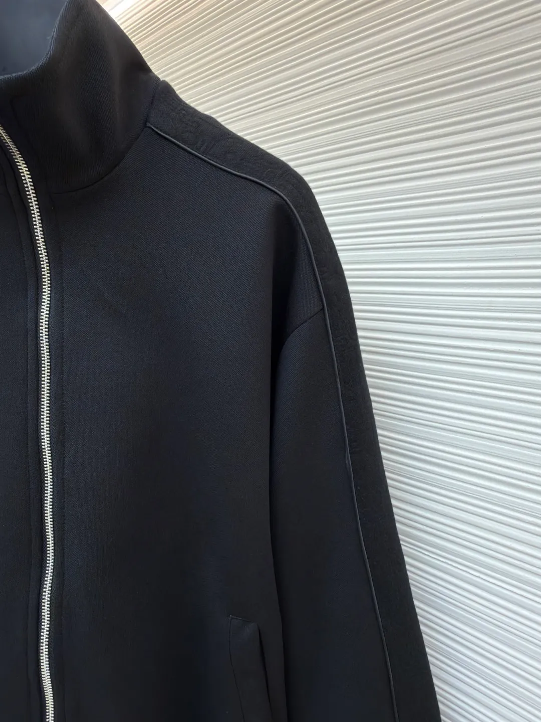 Dior Jersey Oblique Print Stand Collar Long Sleeve Jacket ●Original version: 25000 purchase and development ●Item number: 1682291-B35 ●Material: knitted fabric ●Technology: Printing production ●Color: black ●Version: fitted version ●Weight: about 895 grams ●Size: S-M-L-XL ●Description: This Oblique printed sports jacket cleverly combines sports style with elegance. Crafted from navy cotton-blend jersey, it features Oblique-print panels on the sleeves and welted side pockets. Wear with trousers from the collection. Sleeves decorated with Oblique print panels. Stand collar. Two-way zip fastening with Dior signature zip pull. Ribbed cuffs and hem. Body: 38% cotton, 32% polyester, 30% nylon. Lining: 51% cotton, 49% viscose. The overall wiring is straight and delicate, the fabric is comfortable and soft, and the color is consistent without color difference. It can be matched with the same style to create a fashionable look and control various occasions. Customized accessories, complete with three standards, same style for men and women!