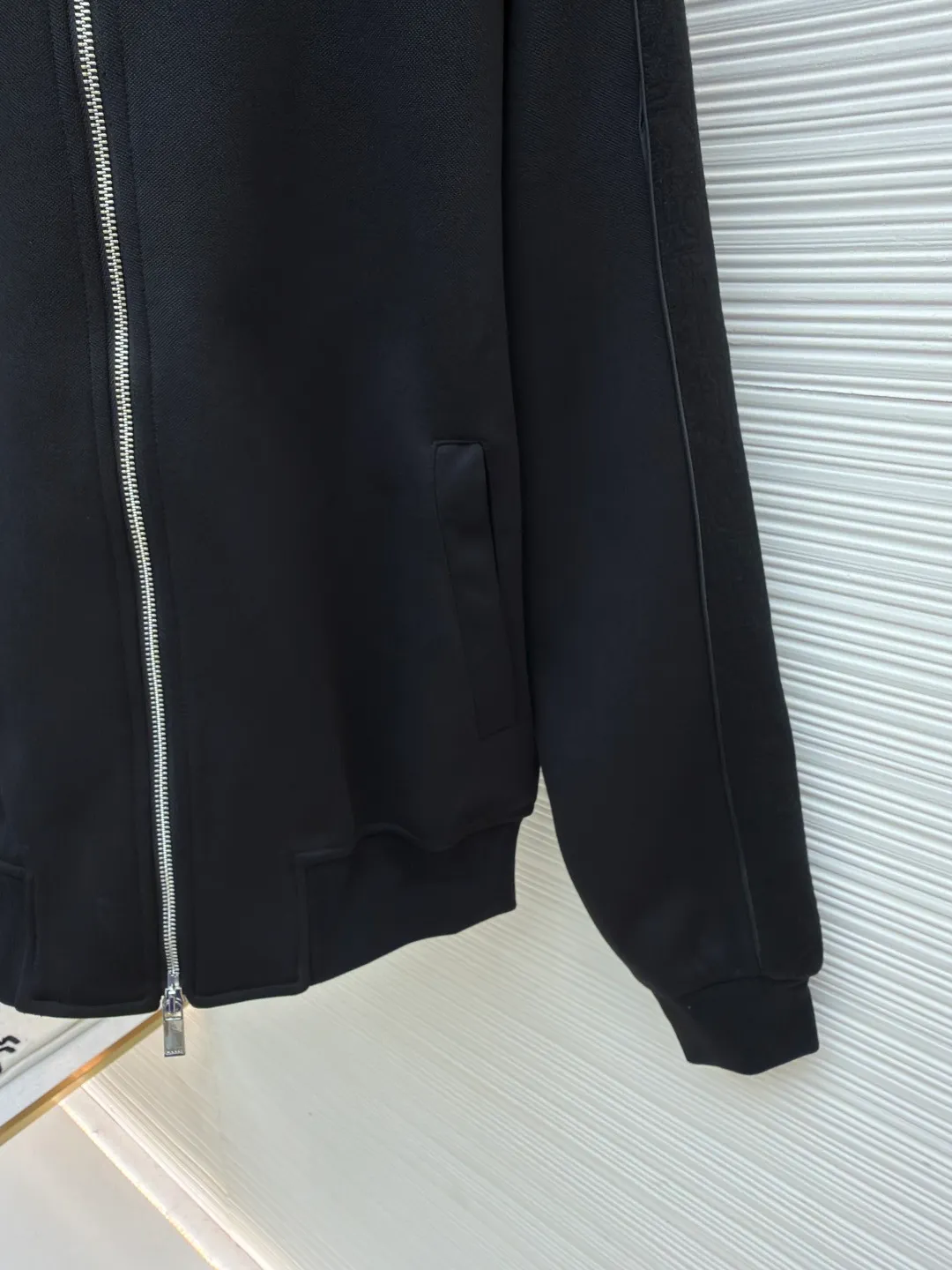 Dior Jersey Oblique Print Stand Collar Long Sleeve Jacket ●Original version: 25000 purchase and development ●Item number: 1682291-B35 ●Material: knitted fabric ●Technology: Printing production ●Color: black ●Version: fitted version ●Weight: about 895 grams ●Size: S-M-L-XL ●Description: This Oblique printed sports jacket cleverly combines sports style with elegance. Crafted from navy cotton-blend jersey, it features Oblique-print panels on the sleeves and welted side pockets. Wear with trousers from the collection. Sleeves decorated with Oblique print panels. Stand collar. Two-way zip fastening with Dior signature zip pull. Ribbed cuffs and hem. Body: 38% cotton, 32% polyester, 30% nylon. Lining: 51% cotton, 49% viscose. The overall wiring is straight and delicate, the fabric is comfortable and soft, and the color is consistent without color difference. It can be matched with the same style to create a fashionable look and control various occasions. Customized accessories, complete with three standards, same style for men and women!
