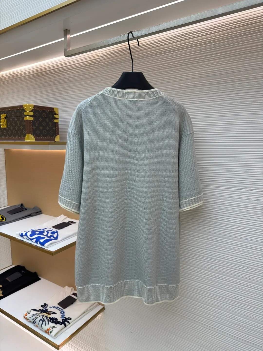Dior waffle pattern letter short sleeves ●Original version: 12,000 purchased and developed ●Item number: 1682083-B05 ●Fabric: combed cotton fabric ●Technology: knitted ●Color: light green ●Version: fitted version ●Weight: about 425 grams ●Size: XS-S-M-L ●Description: The yarn uses a combination of special yarns, core yarn and 100% combed cotton. All colors are custom-dyed. This fabric piece is stitched with a combination of two types of needles. Since the core yarn is thicker and the combed cotton is thinner, two yarns with a large difference in thickness are used for the front and back panels and sleeves. The requirements for the machine are relatively picky. The 14-needle German STOLL machine woven piece. The cuffs, collar, and hem ribs are sewn separately. When sewing, all ribs need to be sewn on the 12-pin disc, and the upper sleeve embedment clips need to be on the 18-pin disc. The combed cotton yarn on the shirt body is relatively thin, so special attention must be paid when sewing the ribs. If you are not careful, the clothes will be broken and defective products will be produced. Because the shirt hems and cuffs are sewn separately, the sewing disc is increased, and the time for picking and tailing is relatively long. The overall wiring is straight and delicate, the fabric is comfortable and soft, and the color is consistent without color difference. It can be matched with the same style to create a fashionable look and control various occasions. Customized accessories, complete with three standards, same style for men and women!