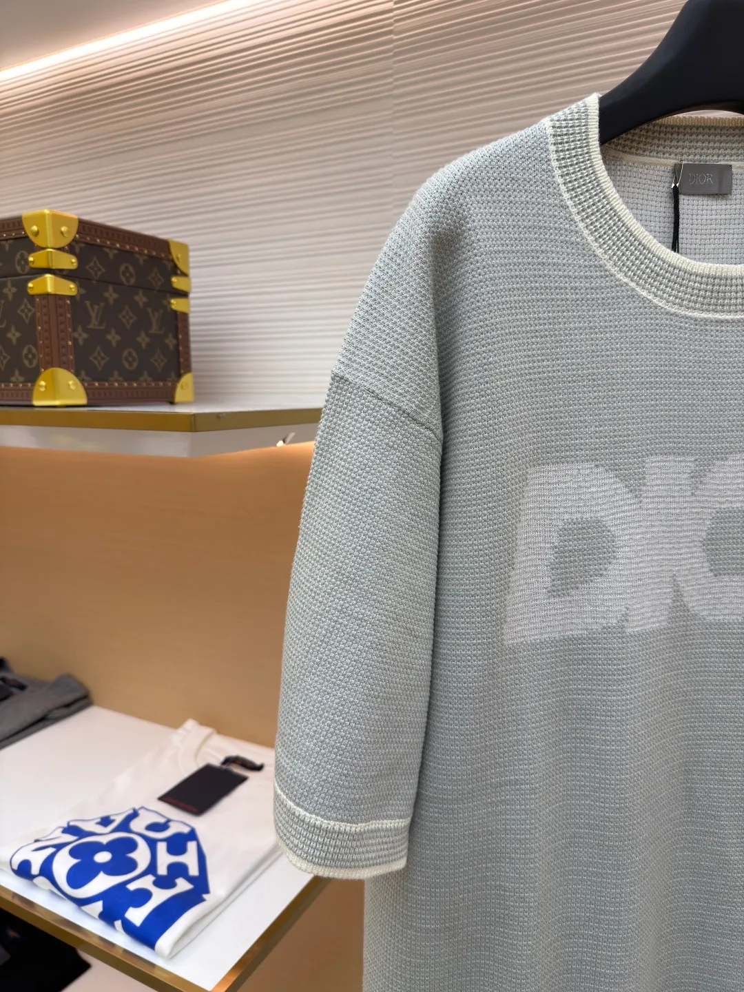 Dior waffle pattern letter short sleeves ●Original version: 12,000 purchased and developed ●Item number: 1682083-B05 ●Fabric: combed cotton fabric ●Technology: knitted ●Color: light green ●Version: fitted version ●Weight: about 425 grams ●Size: XS-S-M-L ●Description: The yarn uses a combination of special yarns, core yarn and 100% combed cotton. All colors are custom-dyed. This fabric piece is stitched with a combination of two types of needles. Since the core yarn is thicker and the combed cotton is thinner, two yarns with a large difference in thickness are used for the front and back panels and sleeves. The requirements for the machine are relatively picky. The 14-needle German STOLL machine woven piece. The cuffs, collar, and hem ribs are sewn separately. When sewing, all ribs need to be sewn on the 12-pin disc, and the upper sleeve embedment clips need to be on the 18-pin disc. The combed cotton yarn on the shirt body is relatively thin, so special attention must be paid when sewing the ribs. If you are not careful, the clothes will be broken and defective products will be produced. Because the shirt hems and cuffs are sewn separately, the sewing disc is increased, and the time for picking and tailing is relatively long. The overall wiring is straight and delicate, the fabric is comfortable and soft, and the color is consistent without color difference. It can be matched with the same style to create a fashionable look and control various occasions. Customized accessories, complete with three standards, same style for men and women!