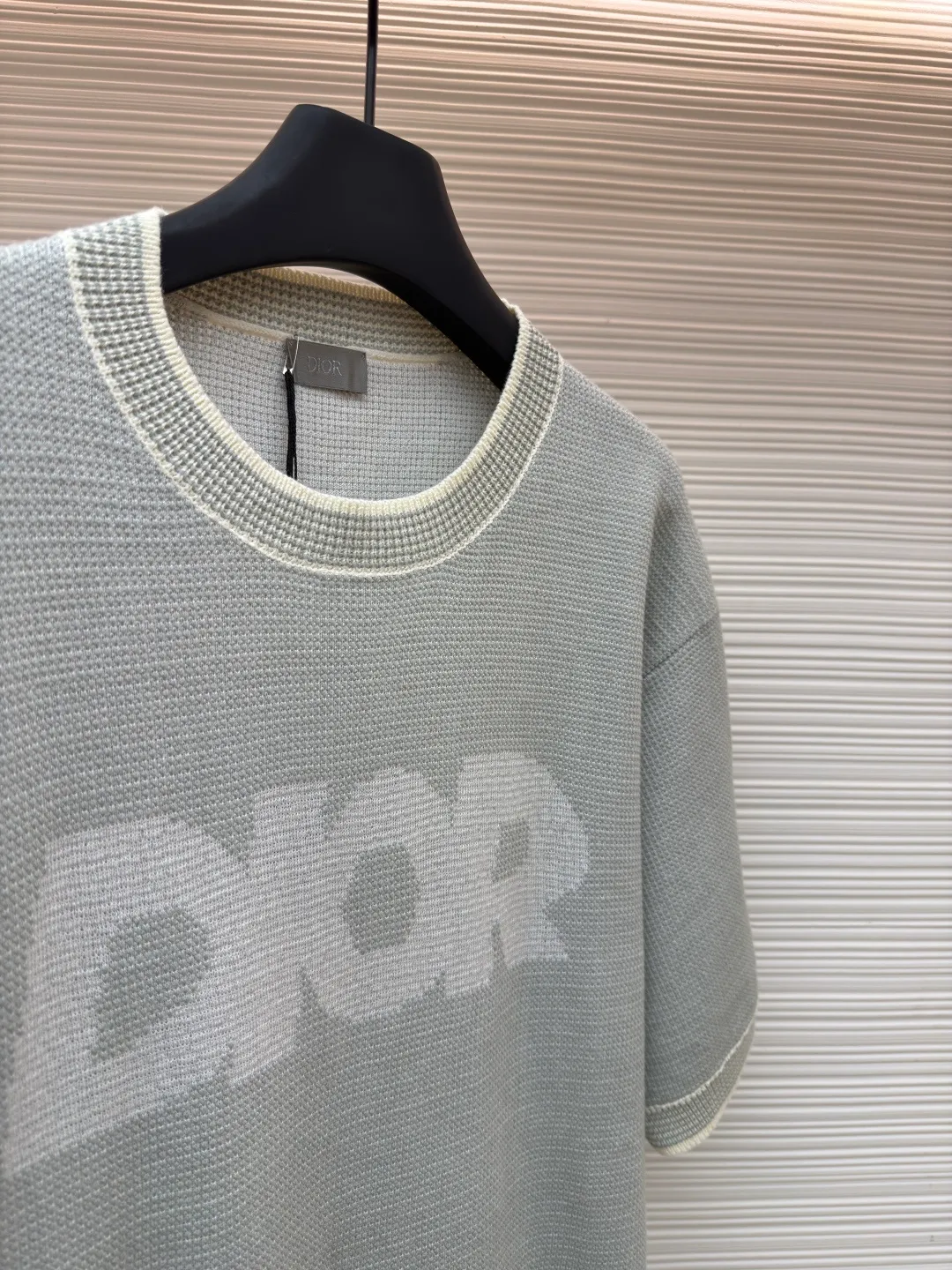 Dior waffle pattern letter short sleeves ●Original version: 12,000 purchased and developed ●Item number: 1682083-B05 ●Fabric: combed cotton fabric ●Technology: knitted ●Color: light green ●Version: fitted version ●Weight: about 425 grams ●Size: XS-S-M-L ●Description: The yarn uses a combination of special yarns, core yarn and 100% combed cotton. All colors are custom-dyed. This fabric piece is stitched with a combination of two types of needles. Since the core yarn is thicker and the combed cotton is thinner, two yarns with a large difference in thickness are used for the front and back panels and sleeves. The requirements for the machine are relatively picky. The 14-needle German STOLL machine woven piece. The cuffs, collar, and hem ribs are sewn separately. When sewing, all ribs need to be sewn on the 12-pin disc, and the upper sleeve embedment clips need to be on the 18-pin disc. The combed cotton yarn on the shirt body is relatively thin, so special attention must be paid when sewing the ribs. If you are not careful, the clothes will be broken and defective products will be produced. Because the shirt hems and cuffs are sewn separately, the sewing disc is increased, and the time for picking and tailing is relatively long. The overall wiring is straight and delicate, the fabric is comfortable and soft, and the color is consistent without color difference. It can be matched with the same style to create a fashionable look and control various occasions. Customized accessories, complete with three standards, same style for men and women!