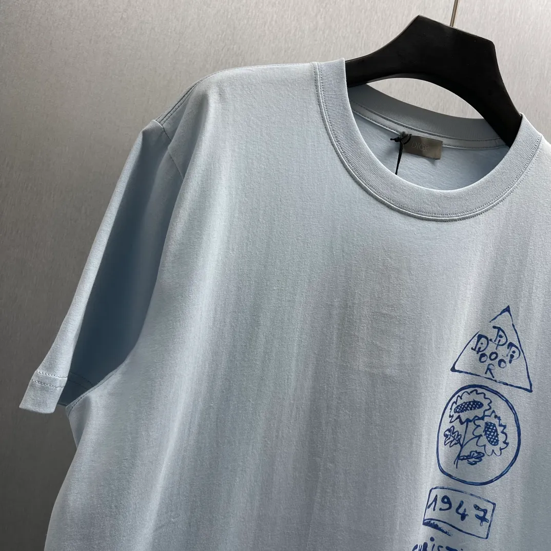 🅿️250 🧧CD Dream House and Smart Tree Shadow Short T Size: S-XL This T-shirt displays the logo from this season’s DIOR AND HYLTON NEL joint series. Crafted from white cotton-jersey, it has a classic silhouette with a ribbed crew neck and a contrasting print on the front and back for added style. Cut for a relaxed fit, wear it with track pants or jeans.