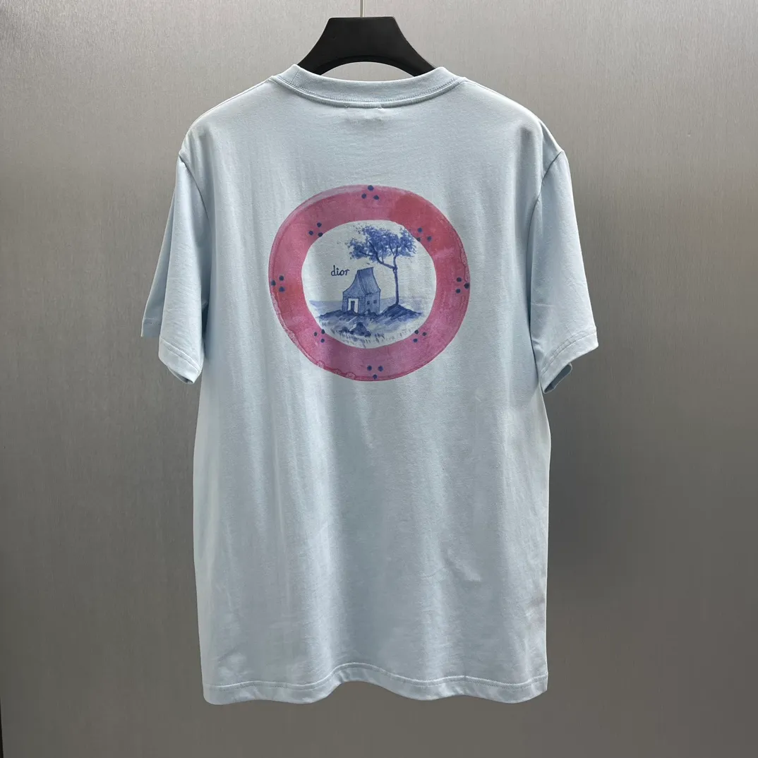 🅿️250 🧧CD Dream House and Smart Tree Shadow Short T Size: S-XL This T-shirt displays the logo from this season’s DIOR AND HYLTON NEL joint series. Crafted from white cotton-jersey, it has a classic silhouette with a ribbed crew neck and a contrasting print on the front and back for added style. Cut for a relaxed fit, wear it with track pants or jeans.