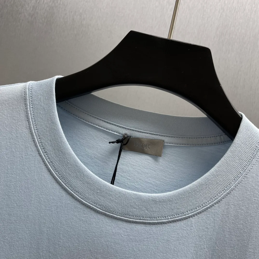 🅿️250 🧧CD Dream House and Smart Tree Shadow Short T Size: S-XL This T-shirt displays the logo from this season’s DIOR AND HYLTON NEL joint series. Crafted from white cotton-jersey, it has a classic silhouette with a ribbed crew neck and a contrasting print on the front and back for added style. Cut for a relaxed fit, wear it with track pants or jeans.