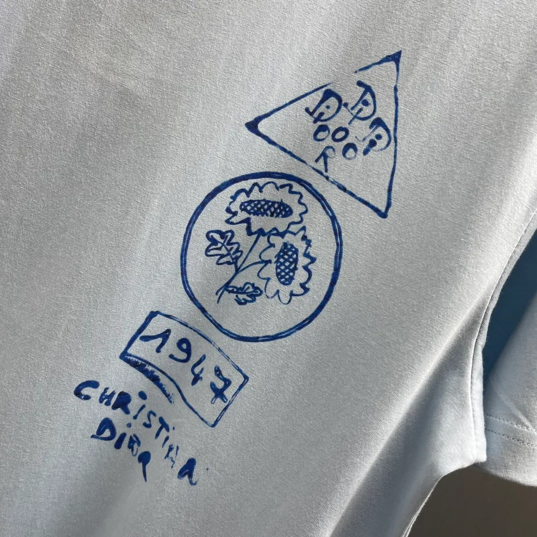 🅿️250 🧧CD Dream House and Smart Tree Shadow Short T Size: S-XL This T-shirt displays the logo from this season’s DIOR AND HYLTON NEL joint series. Crafted from white cotton-jersey, it has a classic silhouette with a ribbed crew neck and a contrasting print on the front and back for added style. Cut for a relaxed fit, wear it with track pants or jeans.