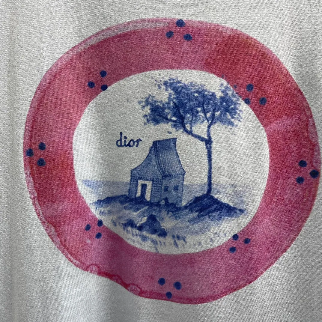 🅿️250 🧧CD Dream House and Smart Tree Shadow Short T Size: S-XL This T-shirt displays the logo from this season’s DIOR AND HYLTON NEL joint series. Crafted from white cotton-jersey, it has a classic silhouette with a ribbed crew neck and a contrasting print on the front and back for added style. Cut for a relaxed fit, wear it with track pants or jeans.