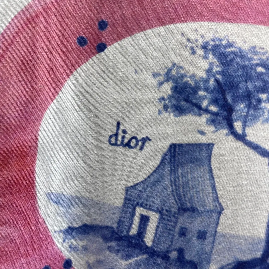 🅿️250 🧧CD Dream House and Smart Tree Shadow Short T Size: S-XL This T-shirt displays the logo from this season’s DIOR AND HYLTON NEL joint series. Crafted from white cotton-jersey, it has a classic silhouette with a ribbed crew neck and a contrasting print on the front and back for added style. Cut for a relaxed fit, wear it with track pants or jeans.