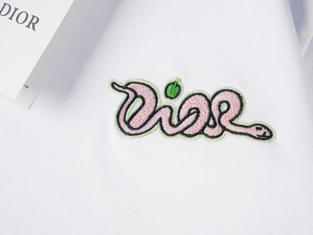 🅿️190 CD 2025 new style embroidered letter short sleeves. This T-shirt is from the DO AND KAWS limited series. Crafted from cotton jersey and embellished with DO AND KAWS embroidery, the Do logo is reinterpreted as a colorful snake. Wear it with the limited edition trousers for a refined look.  Cotton jersey fabric is a knitted fabric made of cotton fiber. The fabric has good moisture absorption and breathability. The softness and skin-friendly nature of the cotton fiber make the fabric feel comfortable to the touch. The fabric structure gives the fabric a certain degree of strength and stability, but its elasticity may be less than other complex weaving methods.  The tatami mat serves as the base for embroidery, ensuring its surface is flat and suitable for embroidery. The stitches of the embroidery are very tight, which makes the surface of the embroidery pattern smooth and delicate, and feels smooth to the touch. The use of bright silk threads for embroidery makes the pattern rich and full in color and has a strong visual impact.  Using a backstitch stitch, embroider along the edges of the design. The embroidery keeps the stitches tight and flat, and embroiders narrow strip-like graphics to ensure that the hemming effect shows a strong sense of line and three-dimensionality. CD / KAWS loose fit T-shirt Fabric: 12S fine cotton plain fabric / 310G Rib: 21S double yarn stretcher / 420G This T-shirt is from the DO AND KAWS limited series. Crafted from cotton jersey and embellished with DO AND KAWS embroidery, the Do logo is reinterpreted as a colorful snake. Wear it with the limited edition trousers for a refined look.  Cotton jersey fabric is a knitted fabric made of cotton fiber. The fabric has good moisture absorption and breathability. The softness and skin-friendly nature of the cotton fiber make the fabric feel comfortable to the touch. The fabric structure gives the fabric a certain degree of strength and stability, but its elasticity may be less than other complex weaving methods.  The tatami mat serves as the base for embroidery, ensuring its surface is flat and suitable for embroidery. The stitches of the embroidery are very tight, which makes the surface of the embroidery pattern smooth and delicate, and feels smooth to the touch. The use of bright silk threads for embroidery makes the pattern rich and full in color and has a strong visual impact.  Using a backstitch stitch, embroider along the edges of the design. The embroidery keeps the stitches tight and flat, and embroiders narrow strip-like graphics to ensure that the hemming effect shows a strong sense of line and three-dimensionality. Size: XS S M L