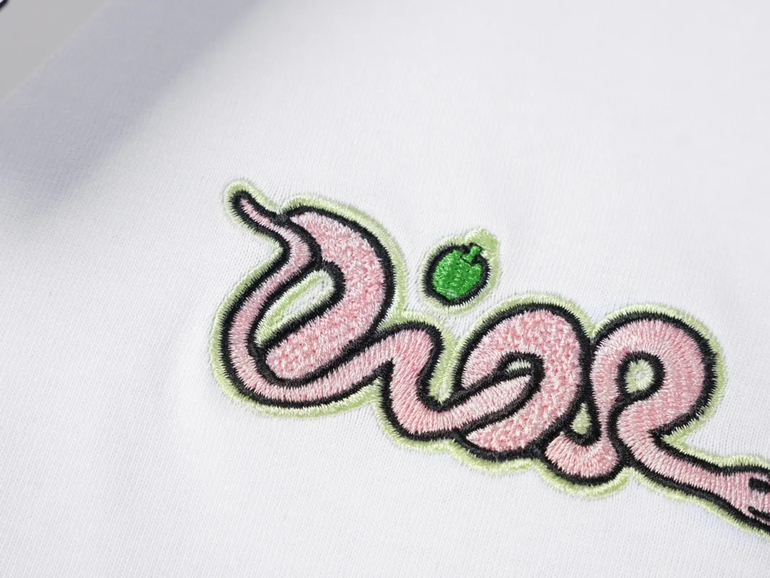 🅿️190 CD 2025 new style embroidered letter short sleeves. This T-shirt is from the DO AND KAWS limited series. Crafted from cotton jersey and embellished with DO AND KAWS embroidery, the Do logo is reinterpreted as a colorful snake. Wear it with the limited edition trousers for a refined look.  Cotton jersey fabric is a knitted fabric made of cotton fiber. The fabric has good moisture absorption and breathability. The softness and skin-friendly nature of the cotton fiber make the fabric feel comfortable to the touch. The fabric structure gives the fabric a certain degree of strength and stability, but its elasticity may be less than other complex weaving methods.  The tatami mat serves as the base for embroidery, ensuring its surface is flat and suitable for embroidery. The stitches of the embroidery are very tight, which makes the surface of the embroidery pattern smooth and delicate, and feels smooth to the touch. The use of bright silk threads for embroidery makes the pattern rich and full in color and has a strong visual impact.  Using a backstitch stitch, embroider along the edges of the design. The embroidery keeps the stitches tight and flat, and embroiders narrow strip-like graphics to ensure that the hemming effect shows a strong sense of line and three-dimensionality. CD / KAWS loose fit T-shirt Fabric: 12S fine cotton plain fabric / 310G Rib: 21S double yarn stretcher / 420G This T-shirt is from the DO AND KAWS limited series. Crafted from cotton jersey and embellished with DO AND KAWS embroidery, the Do logo is reinterpreted as a colorful snake. Wear it with the limited edition trousers for a refined look.  Cotton jersey fabric is a knitted fabric made of cotton fiber. The fabric has good moisture absorption and breathability. The softness and skin-friendly nature of the cotton fiber make the fabric feel comfortable to the touch. The fabric structure gives the fabric a certain degree of strength and stability, but its elasticity may be less than other complex weaving methods.  The tatami mat serves as the base for embroidery, ensuring its surface is flat and suitable for embroidery. The stitches of the embroidery are very tight, which makes the surface of the embroidery pattern smooth and delicate, and feels smooth to the touch. The use of bright silk threads for embroidery makes the pattern rich and full in color and has a strong visual impact.  Using a backstitch stitch, embroider along the edges of the design. The embroidery keeps the stitches tight and flat, and embroiders narrow strip-like graphics to ensure that the hemming effect shows a strong sense of line and three-dimensionality. Size: XS S M L