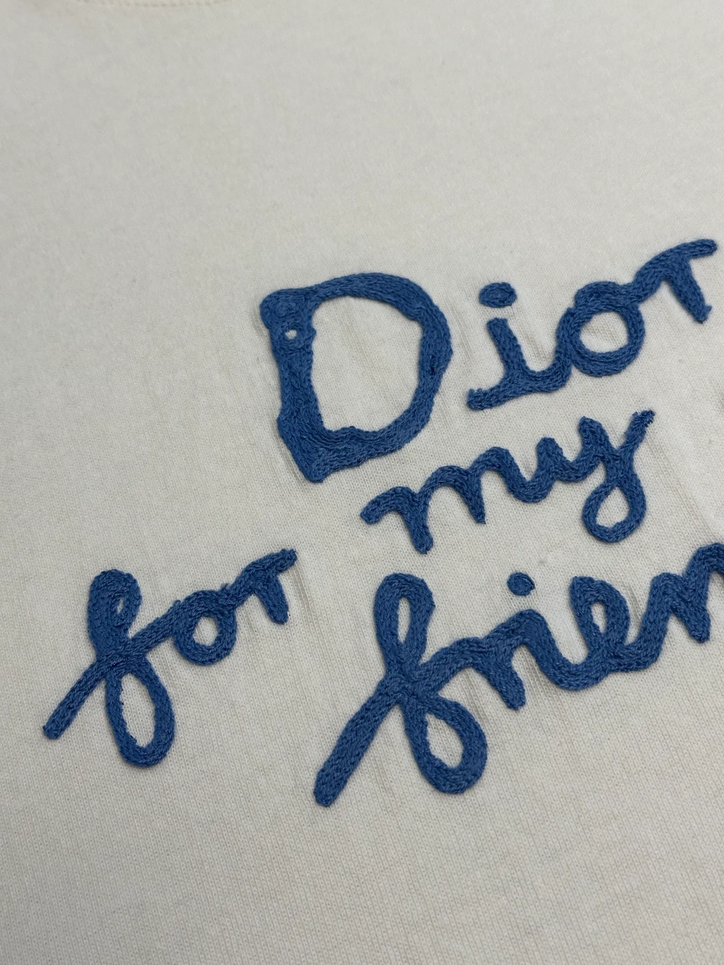 🅿️280 Dior Friends letter embroidered round neck short sleeves are made of pure cotton 12S fine cotton plain weave. The fabric is interwoven with plain weave. The yarns have many buckling points, which makes the fabric have good fastness and wear resistance. The density is moderate, the fabric is thin, flat and stiff. It has good breathability, is softer, more delicate, and has better gloss.  The joint series logo is chain embroidery. Chain embroidery is named because the visual effect of the embroidery is like a chain. The shape is like the links on the chain. It is commonly known as chain embroidery and also called chain eye embroidery. Follow the chain stitch stitch method and embroider from right to left. Maintain the tension of the embroidery thread and the uniformity of the stitches to ensure the three-dimensionality and exquisiteness of the embroidery. It combines the stitching method of chain embroidery with the material of fine wool to create embroidery with chain-like texture and three-dimensional effect.  The whole piece is designed with washed holes and irregular openings all over the body. The simple garments have a rebellious and destructive design. The stone grinding washing process locates the holes, and the ready-to-wear products use the stone grinding machine laser positioning to manually destroy the wear effect. Every wear and tear is made by hand, so that the natural wear and tear of the fabric achieves the most harmonious visual effect. After being washed by stone grinding, it can show a rich retro atmosphere.  The standard round neck and short-sleeved version has a rounded arc neckline, which is suitable for various face shapes and body shapes; the sleeve length is moderate and ends just above the elbow, showing a smart and neat image. The slim fit can show off the wearer's body curves without sacrificing comfort. The collar, cuffs, hem and other parts are all sewn with fine double-needle stitching.  size：xs s m l