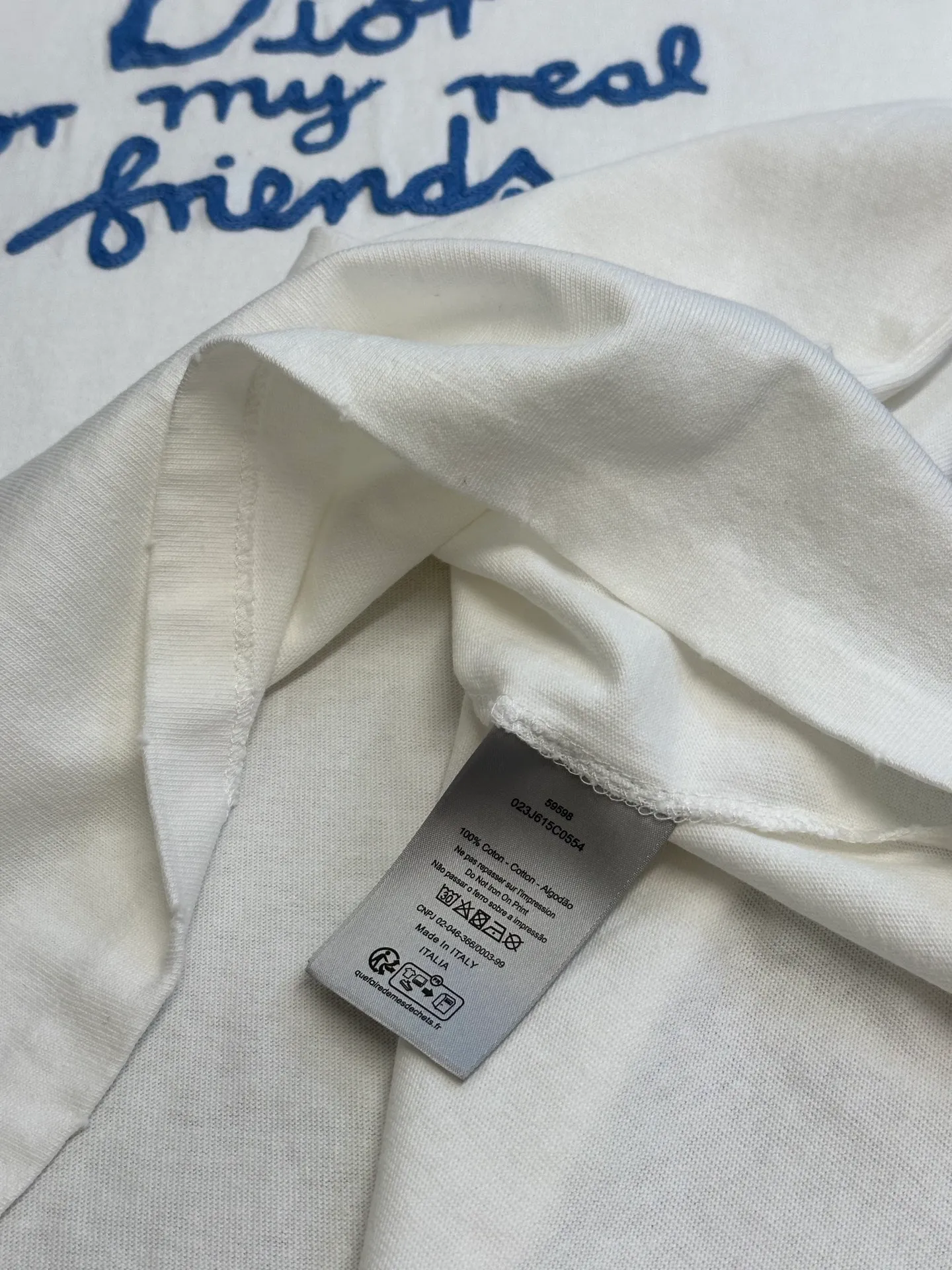 🅿️280 Dior Friends letter embroidered round neck short sleeves are made of pure cotton 12S fine cotton plain weave. The fabric is interwoven with plain weave. The yarns have many buckling points, which makes the fabric have good fastness and wear resistance. The density is moderate, the fabric is thin, flat and stiff. It has good breathability, is softer, more delicate, and has better gloss.  The joint series logo is chain embroidery. Chain embroidery is named because the visual effect of the embroidery is like a chain. The shape is like the links on the chain. It is commonly known as chain embroidery and also called chain eye embroidery. Follow the chain stitch stitch method and embroider from right to left. Maintain the tension of the embroidery thread and the uniformity of the stitches to ensure the three-dimensionality and exquisiteness of the embroidery. It combines the stitching method of chain embroidery with the material of fine wool to create embroidery with chain-like texture and three-dimensional effect.  The whole piece is designed with washed holes and irregular openings all over the body. The simple garments have a rebellious and destructive design. The stone grinding washing process locates the holes, and the ready-to-wear products use the stone grinding machine laser positioning to manually destroy the wear effect. Every wear and tear is made by hand, so that the natural wear and tear of the fabric achieves the most harmonious visual effect. After being washed by stone grinding, it can show a rich retro atmosphere.  The standard round neck and short-sleeved version has a rounded arc neckline, which is suitable for various face shapes and body shapes; the sleeve length is moderate and ends just above the elbow, showing a smart and neat image. The slim fit can show off the wearer's body curves without sacrificing comfort. The collar, cuffs, hem and other parts are all sewn with fine double-needle stitching.  size：xs s m l