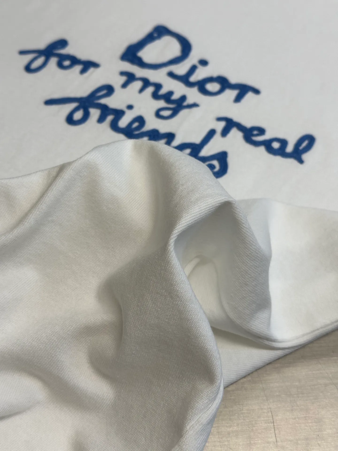 🅿️280 Dior Friends letter embroidered round neck short sleeves are made of pure cotton 12S fine cotton plain weave. The fabric is interwoven with plain weave. The yarns have many buckling points, which makes the fabric have good fastness and wear resistance. The density is moderate, the fabric is thin, flat and stiff. It has good breathability, is softer, more delicate, and has better gloss.  The joint series logo is chain embroidery. Chain embroidery is named because the visual effect of the embroidery is like a chain. The shape is like the links on the chain. It is commonly known as chain embroidery and also called chain eye embroidery. Follow the chain stitch stitch method and embroider from right to left. Maintain the tension of the embroidery thread and the uniformity of the stitches to ensure the three-dimensionality and exquisiteness of the embroidery. It combines the stitching method of chain embroidery with the material of fine wool to create embroidery with chain-like texture and three-dimensional effect.  The whole piece is designed with washed holes and irregular openings all over the body. The simple garments have a rebellious and destructive design. The stone grinding washing process locates the holes, and the ready-to-wear products use the stone grinding machine laser positioning to manually destroy the wear effect. Every wear and tear is made by hand, so that the natural wear and tear of the fabric achieves the most harmonious visual effect. After being washed by stone grinding, it can show a rich retro atmosphere.  The standard round neck and short-sleeved version has a rounded arc neckline, which is suitable for various face shapes and body shapes; the sleeve length is moderate and ends just above the elbow, showing a smart and neat image. The slim fit can show off the wearer's body curves without sacrificing comfort. The collar, cuffs, hem and other parts are all sewn with fine double-needle stitching.  size：xs s m l