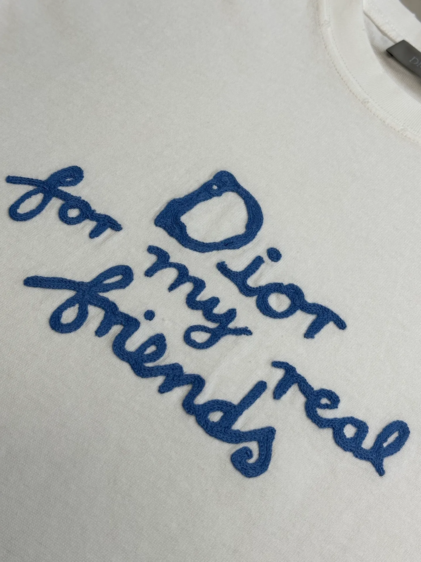 🅿️280 Dior Friends letter embroidered round neck short sleeves are made of pure cotton 12S fine cotton plain weave. The fabric is interwoven with plain weave. The yarns have many buckling points, which makes the fabric have good fastness and wear resistance. The density is moderate, the fabric is thin, flat and stiff. It has good breathability, is softer, more delicate, and has better gloss.  The joint series logo is chain embroidery. Chain embroidery is named because the visual effect of the embroidery is like a chain. The shape is like the links on the chain. It is commonly known as chain embroidery and also called chain eye embroidery. Follow the chain stitch stitch method and embroider from right to left. Maintain the tension of the embroidery thread and the uniformity of the stitches to ensure the three-dimensionality and exquisiteness of the embroidery. It combines the stitching method of chain embroidery with the material of fine wool to create embroidery with chain-like texture and three-dimensional effect.  The whole piece is designed with washed holes and irregular openings all over the body. The simple garments have a rebellious and destructive design. The stone grinding washing process locates the holes, and the ready-to-wear products use the stone grinding machine laser positioning to manually destroy the wear effect. Every wear and tear is made by hand, so that the natural wear and tear of the fabric achieves the most harmonious visual effect. After being washed by stone grinding, it can show a rich retro atmosphere.  The standard round neck and short-sleeved version has a rounded arc neckline, which is suitable for various face shapes and body shapes; the sleeve length is moderate and ends just above the elbow, showing a smart and neat image. The slim fit can show off the wearer's body curves without sacrificing comfort. The collar, cuffs, hem and other parts are all sewn with fine double-needle stitching.  size：xs s m l