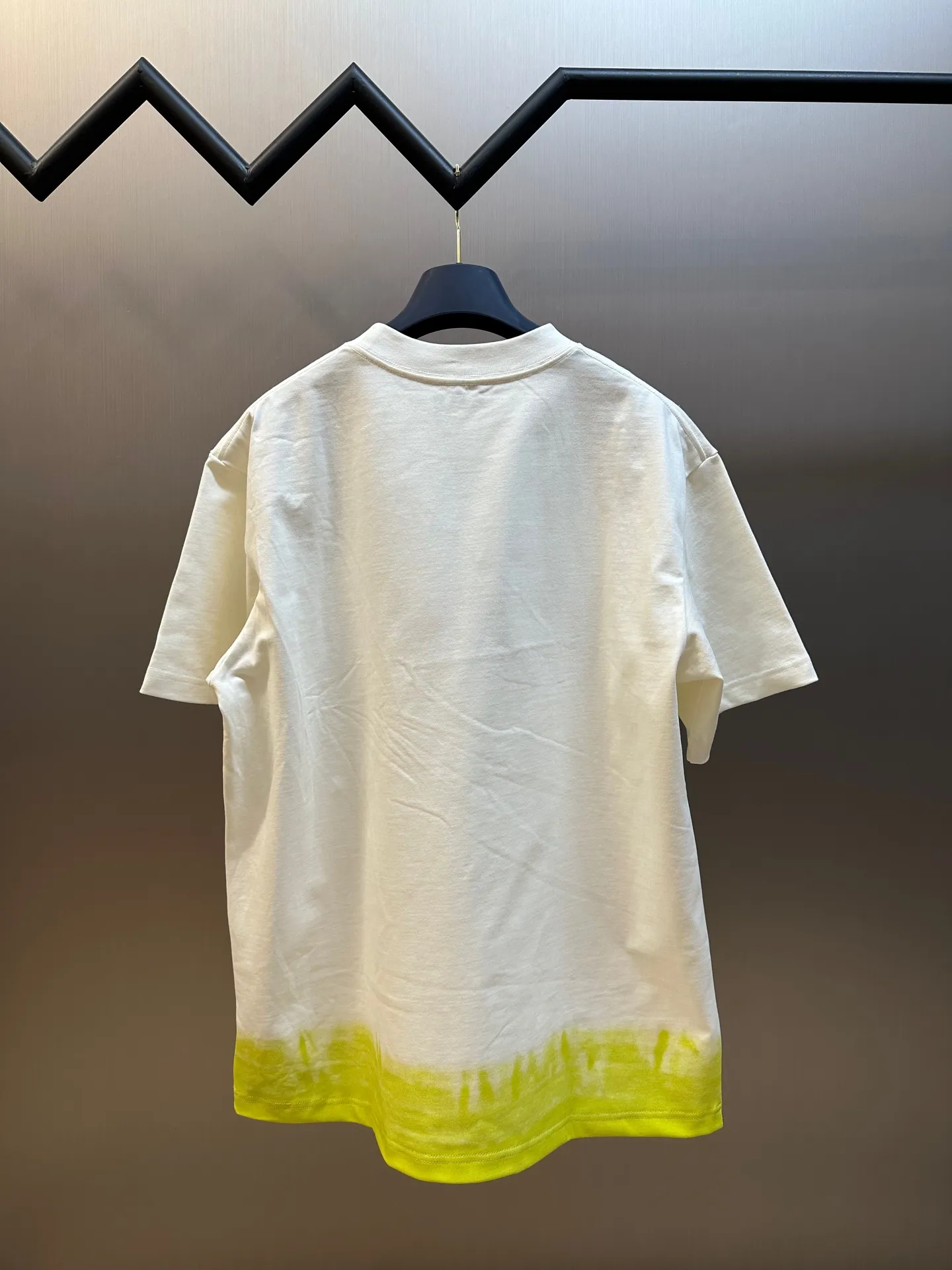 🅿️330 Dior Year of the Snake co-branded bloom-dyed short-sleeves are made of 21s double yarn cotton plain weave. Weighing 320g, it is equipped with 21 pairs of fine cotton yarns and 1*1 horizontal machine woven threads. The front and rear hems are printed with digital direct-injection printing, with large-size patterns throughout.  The front panel is embroidered with a Tajima embroidery machine imported from Japan. The number of embroidery stitches reaches 130,000. The thread color is matched with satin patch to increase stiffness to avoid shifting during the embroidery process. The three-layer embroidery method of short-needle tatami is matched with the new Year of Snake co-branded hangtag size: xs s m l