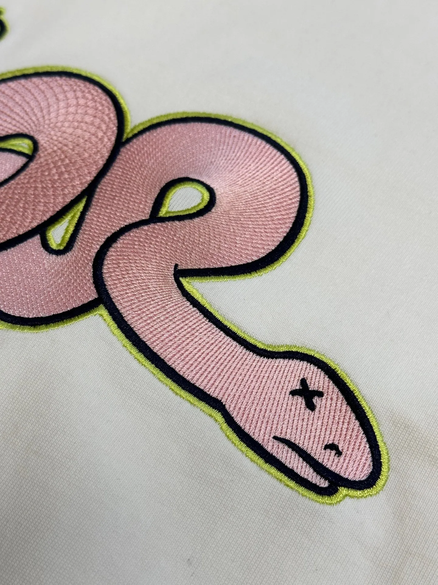 🅿️330 Dior Year of the Snake co-branded bloom-dyed short-sleeves are made of 21s double yarn cotton plain weave. Weighing 320g, it is equipped with 21 pairs of fine cotton yarns and 1*1 horizontal machine woven threads. The front and rear hems are printed with digital direct-injection printing, with large-size patterns throughout.  The front panel is embroidered with a Tajima embroidery machine imported from Japan. The number of embroidery stitches reaches 130,000. The thread color is matched with satin patch to increase stiffness to avoid shifting during the embroidery process. The three-layer embroidery method of short-needle tatami is matched with the new Year of Snake co-branded hangtag size: xs s m l