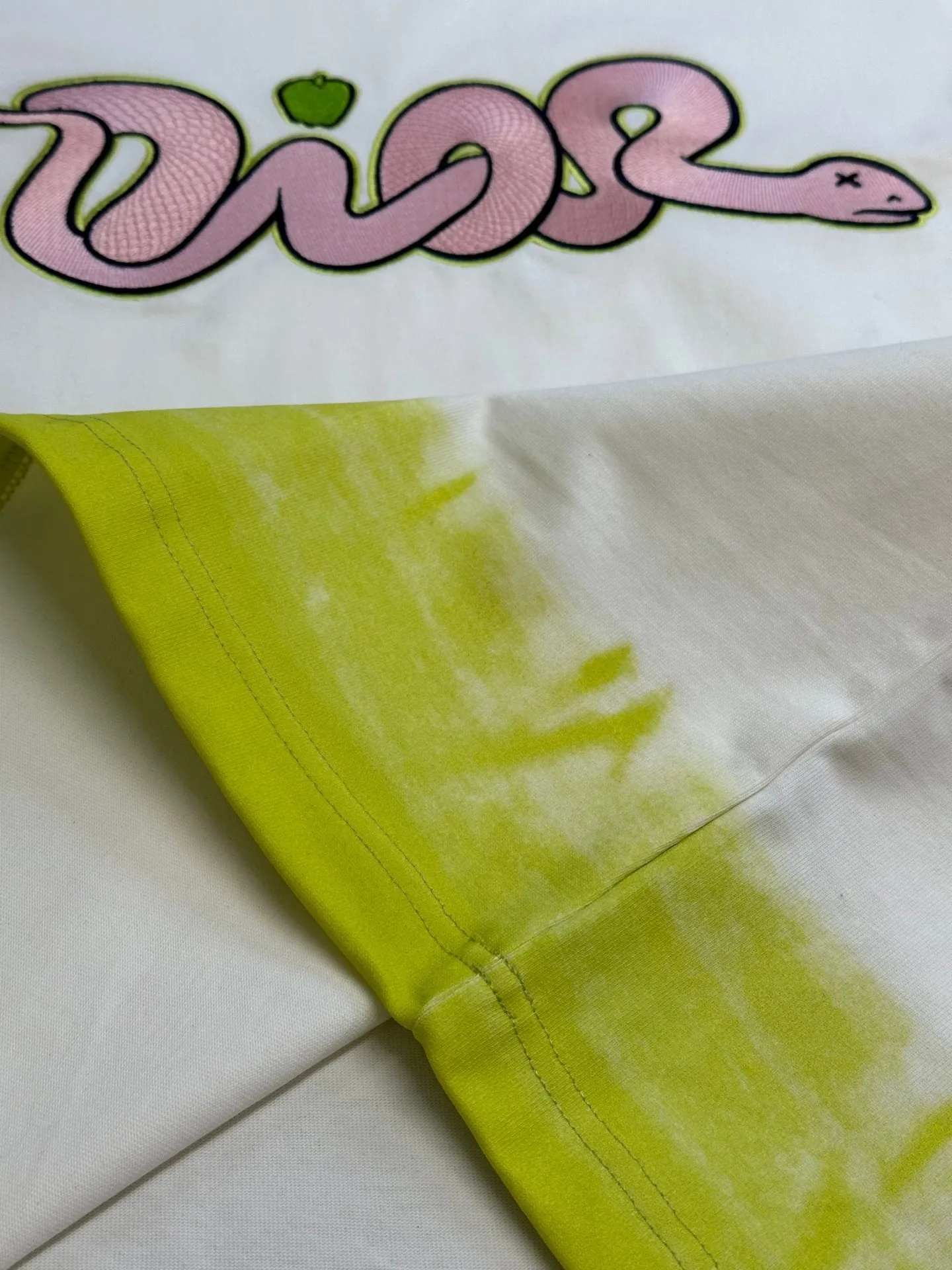 🅿️330 Dior Year of the Snake co-branded bloom-dyed short-sleeves are made of 21s double yarn cotton plain weave. Weighing 320g, it is equipped with 21 pairs of fine cotton yarns and 1*1 horizontal machine woven threads. The front and rear hems are printed with digital direct-injection printing, with large-size patterns throughout.  The front panel is embroidered with a Tajima embroidery machine imported from Japan. The number of embroidery stitches reaches 130,000. The thread color is matched with satin patch to increase stiffness to avoid shifting during the embroidery process. The three-layer embroidery method of short-needle tatami is matched with the new Year of Snake co-branded hangtag size: xs s m l