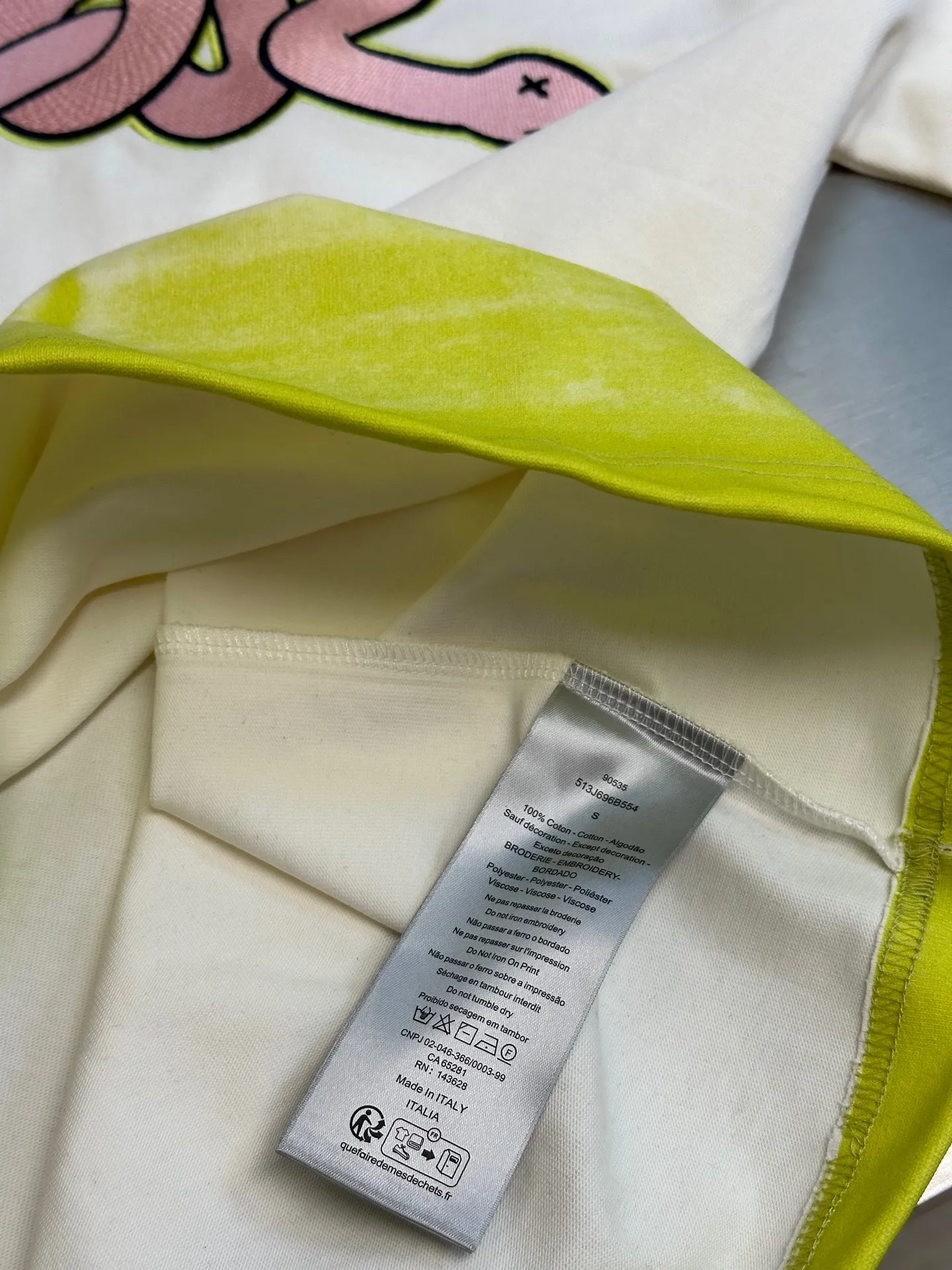 🅿️330 Dior Year of the Snake co-branded bloom-dyed short-sleeves are made of 21s double yarn cotton plain weave. Weighing 320g, it is equipped with 21 pairs of fine cotton yarns and 1*1 horizontal machine woven threads. The front and rear hems are printed with digital direct-injection printing, with large-size patterns throughout.  The front panel is embroidered with a Tajima embroidery machine imported from Japan. The number of embroidery stitches reaches 130,000. The thread color is matched with satin patch to increase stiffness to avoid shifting during the embroidery process. The three-layer embroidery method of short-needle tatami is matched with the new Year of Snake co-branded hangtag size: xs s m l