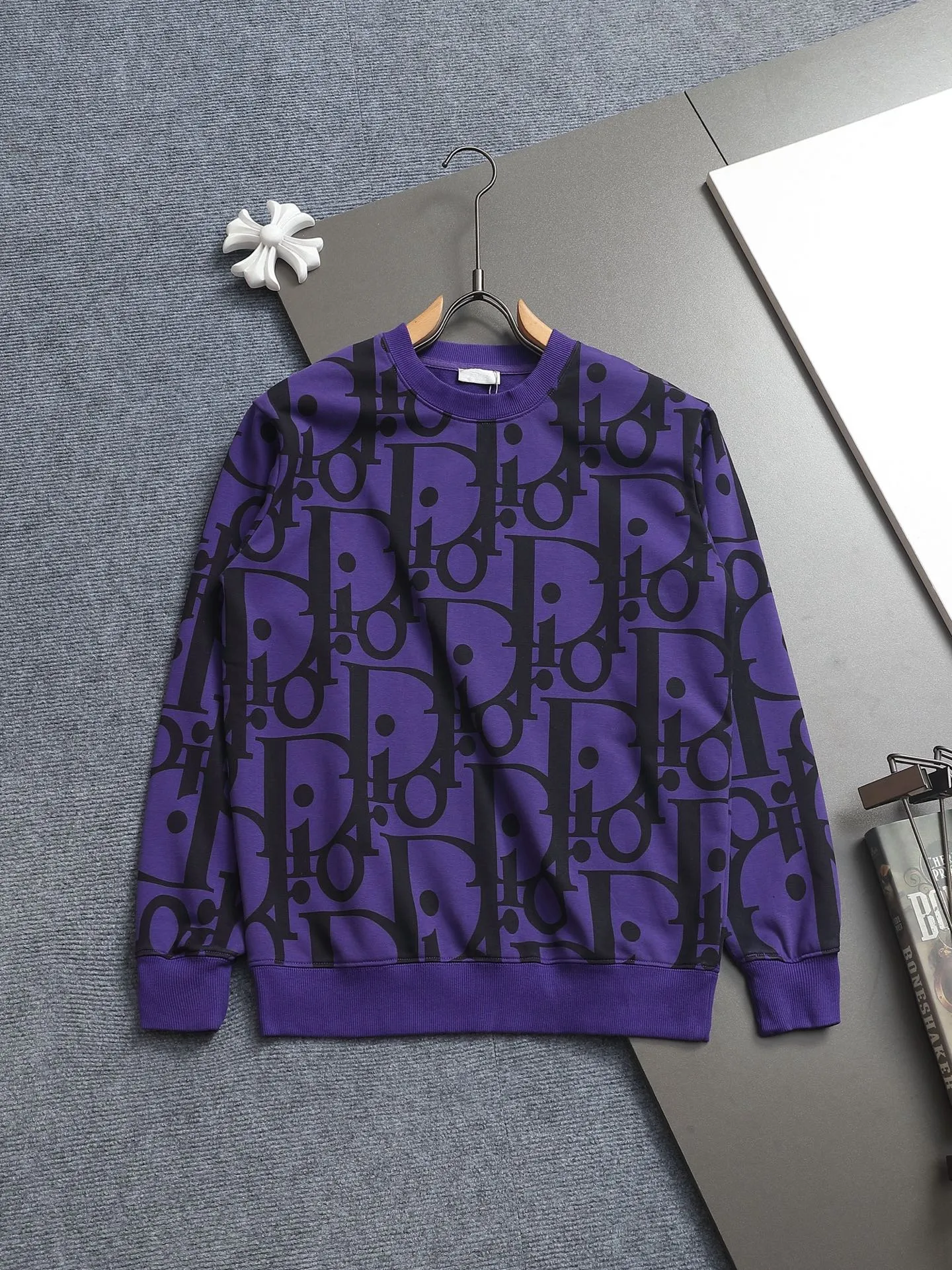 🅿️250 Dior CD micro wide version CD 25SS New product official website for sale simultaneously Round neck sweatshirt logo print pattern As the leader in the luxury world, the D family is well-deserved. The first thing that catches the eye is the loose and comfortable black and white solid color version of the piece we are going to talk about today. The ribbed round collar has become the best modification of its version, and the D family has the upper body LOGO listed on the chest, and the unique design of the letter logo is printed all over, which highlights the texture! The most traditional modification method combined with the simplest color scale contrast forms the strongest and direct contrast, and this is often the most concise and clear minimalist modification method~~A nostalgic classic atmosphere also spreads in this work inadvertently! ! Here’s to a historic year for Dior! Coupled with the blessing of 420 grams of cotton material, both the upper body comfort and the existence are unparalleled. It can be said to be a must-have companion in summer. The excellent breathability and comfortable wearing feeling are unparalleled~ Recommended! ! Color: Apricot Green Purple Orange Size: SMLXL