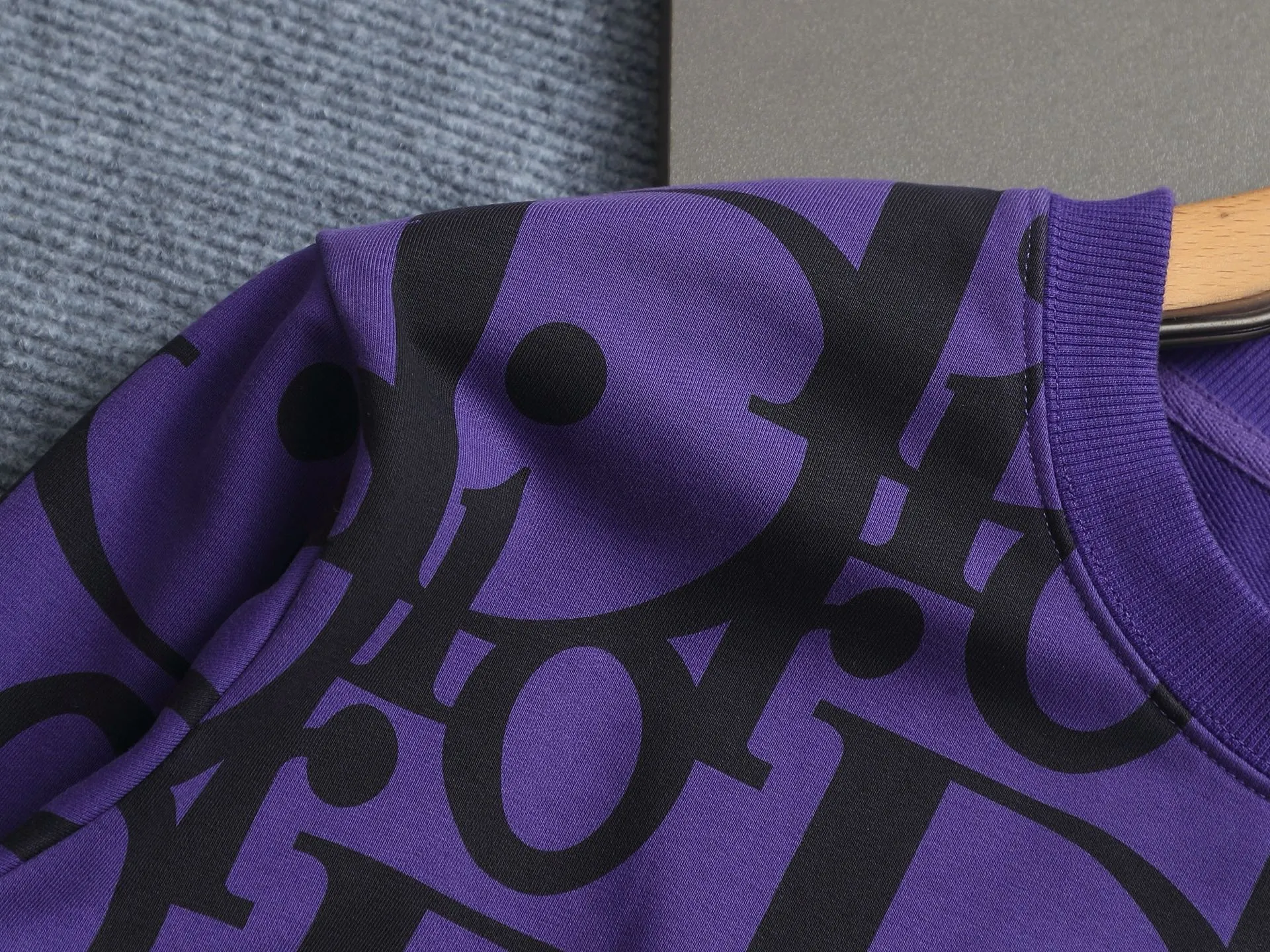 🅿️250 Dior CD micro wide version CD 25SS New product official website for sale simultaneously Round neck sweatshirt logo print pattern As the leader in the luxury world, the D family is well-deserved. The first thing that catches the eye is the loose and comfortable black and white solid color version of the piece we are going to talk about today. The ribbed round collar has become the best modification of its version, and the D family has the upper body LOGO listed on the chest, and the unique design of the letter logo is printed all over, which highlights the texture! The most traditional modification method combined with the simplest color scale contrast forms the strongest and direct contrast, and this is often the most concise and clear minimalist modification method~~A nostalgic classic atmosphere also spreads in this work inadvertently! ! Here’s to a historic year for Dior! Coupled with the blessing of 420 grams of cotton material, both the upper body comfort and the existence are unparalleled. It can be said to be a must-have companion in summer. The excellent breathability and comfortable wearing feeling are unparalleled~ Recommended! ! Color: Apricot Green Purple Orange Size: SMLXL