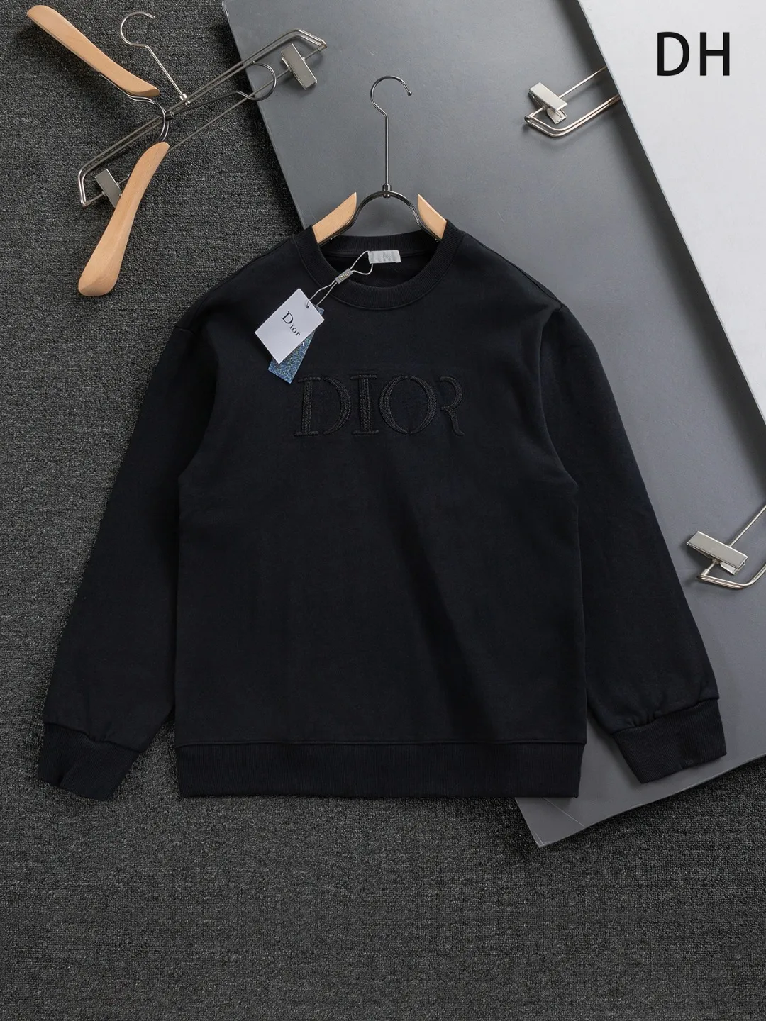 🅿️280 Dior Dior micro wide version CD micro wide version S-Xl 25ss autumn and winter sweatshirt, forever unbeatable, classic style, permanent boutique, counter timeless classic washed style, classic CD letter logo on the chest🪡 embroidery, neckline, sleeve hem, washed heavy craftsmanship logo pattern, heavy craftsmanship, same style for men and women, short-sleeved T-shirt, cotton blended terry jersey fabric, original development This is from the 2025 beachwear limited series. The full-logo jacquard towel highlights the classic Obliave flower. It is matched with an S-shaped round neck and topstitching. It is unique. The whole body is decorated with obliqve jacquard. The ribbed round neck is matched with V-shaped topstitching. Customized accessories. The whole body is customized and developed according to the Y-panel... Complete with three standards, it can control various styles and pay tribute to Dior's historic year! Coupled with the blessing of full-flower cotton material, both the upper body comfort and the existence are unparalleled. It can be said to be a must-have companion in summer. The excellent breathability and comfortable wearing feeling are unparalleled~ Recommended! ! Same style for men and women! Color: Black White Size: S-XL Size chart: S: Shoulder width 51-Bust 56-Length 69 M: Shoulder width 52.5-Bust 58-Length 71 L: Shoulder width 54-Bust 60-Length 73 XL: Shoulder width 55.5-Bust 62-Length 75