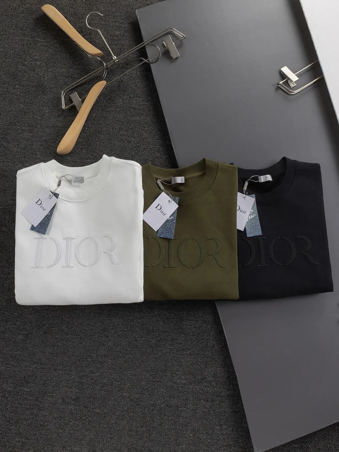 🅿️280 Dior Dior micro wide version CD micro wide version S-Xl 25ss autumn and winter sweatshirt, forever unbeatable, classic style, permanent boutique, counter timeless classic washed style, classic CD letter logo on the chest🪡 embroidery, neckline, sleeve hem, washed heavy craftsmanship logo pattern, heavy craftsmanship, same style for men and women, short-sleeved T-shirt, cotton blended terry jersey fabric, original development This is from the 2025 beachwear limited series. The full-logo jacquard towel highlights the classic Obliave flower. It is matched with an S-shaped round neck and topstitching. It is unique. The whole body is decorated with obliqve jacquard. The ribbed round neck is matched with V-shaped topstitching. Customized accessories. The whole body is customized and developed according to the Y-panel... Complete with three standards, it can control various styles and pay tribute to Dior's historic year! Coupled with the blessing of full-flower cotton material, both the upper body comfort and the existence are unparalleled. It can be said to be a must-have companion in summer. The excellent breathability and comfortable wearing feeling are unparalleled~ Recommended! ! Same style for men and women! Color: Black White Size: S-XL Size chart: S: Shoulder width 51-Bust 56-Length 69 M: Shoulder width 52.5-Bust 58-Length 71 L: Shoulder width 54-Bust 60-Length 73 XL: Shoulder width 55.5-Bust 62-Length 75