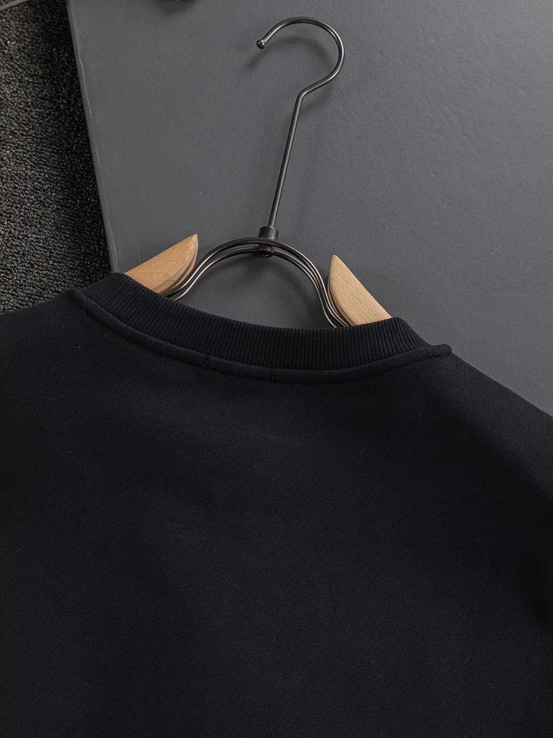 🅿️280 Dior Dior micro wide version CD micro wide version S-Xl 25ss autumn and winter sweatshirt, forever unbeatable, classic style, permanent boutique, counter timeless classic washed style, classic CD letter logo on the chest🪡 embroidery, neckline, sleeve hem, washed heavy craftsmanship logo pattern, heavy craftsmanship, same style for men and women, short-sleeved T-shirt, cotton blended terry jersey fabric, original development This is from the 2025 beachwear limited series. The full-logo jacquard towel highlights the classic Obliave flower. It is matched with an S-shaped round neck and topstitching. It is unique. The whole body is decorated with obliqve jacquard. The ribbed round neck is matched with V-shaped topstitching. Customized accessories. The whole body is customized and developed according to the Y-panel... Complete with three standards, it can control various styles and pay tribute to Dior's historic year! Coupled with the blessing of full-flower cotton material, both the upper body comfort and the existence are unparalleled. It can be said to be a must-have companion in summer. The excellent breathability and comfortable wearing feeling are unparalleled~ Recommended! ! Same style for men and women! Color: Black White Size: S-XL Size chart: S: Shoulder width 51-Bust 56-Length 69 M: Shoulder width 52.5-Bust 58-Length 71 L: Shoulder width 54-Bust 60-Length 73 XL: Shoulder width 55.5-Bust 62-Length 75