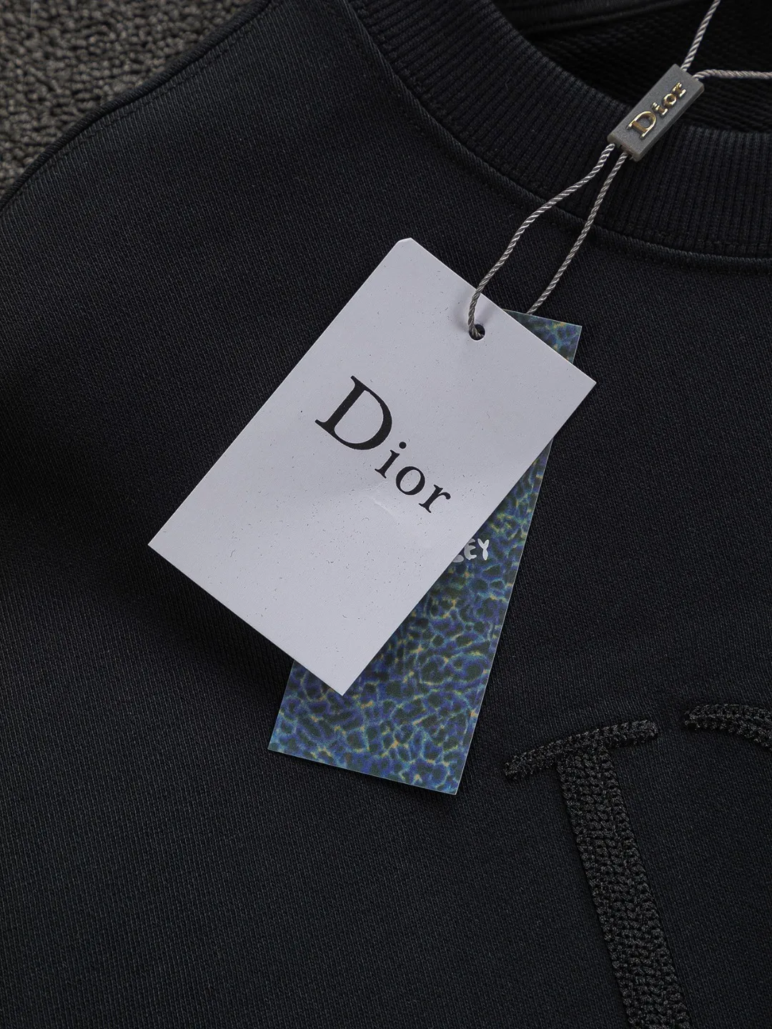 🅿️280 Dior Dior micro wide version CD micro wide version S-Xl 25ss autumn and winter sweatshirt, forever unbeatable, classic style, permanent boutique, counter timeless classic washed style, classic CD letter logo on the chest🪡 embroidery, neckline, sleeve hem, washed heavy craftsmanship logo pattern, heavy craftsmanship, same style for men and women, short-sleeved T-shirt, cotton blended terry jersey fabric, original development This is from the 2025 beachwear limited series. The full-logo jacquard towel highlights the classic Obliave flower. It is matched with an S-shaped round neck and topstitching. It is unique. The whole body is decorated with obliqve jacquard. The ribbed round neck is matched with V-shaped topstitching. Customized accessories. The whole body is customized and developed according to the Y-panel... Complete with three standards, it can control various styles and pay tribute to Dior's historic year! Coupled with the blessing of full-flower cotton material, both the upper body comfort and the existence are unparalleled. It can be said to be a must-have companion in summer. The excellent breathability and comfortable wearing feeling are unparalleled~ Recommended! ! Same style for men and women! Color: Black White Size: S-XL Size chart: S: Shoulder width 51-Bust 56-Length 69 M: Shoulder width 52.5-Bust 58-Length 71 L: Shoulder width 54-Bust 60-Length 73 XL: Shoulder width 55.5-Bust 62-Length 75