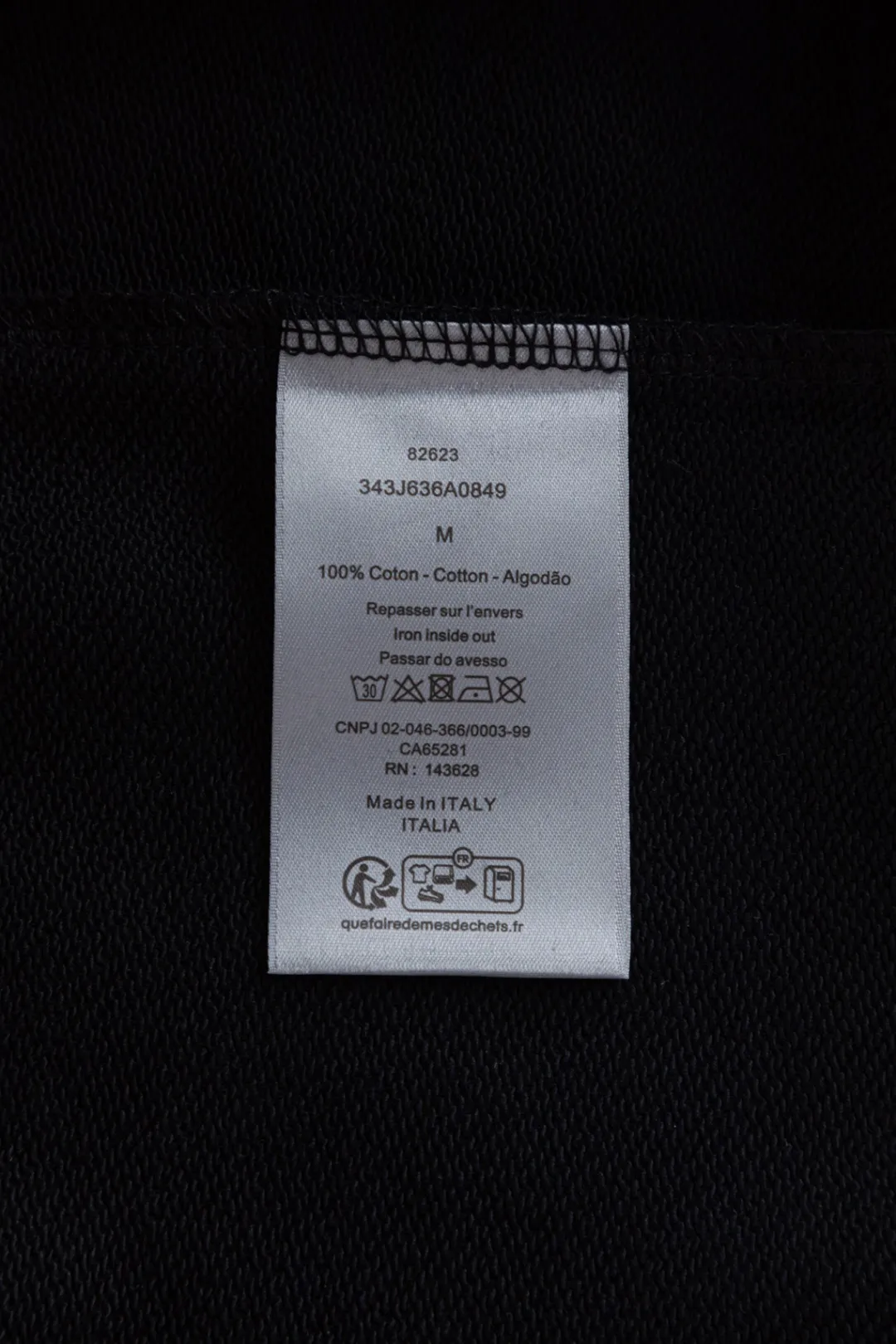 🅿️280 Dior Dior micro wide version CD micro wide version S-Xl 25ss autumn and winter sweatshirt, forever unbeatable, classic style, permanent boutique, counter timeless classic washed style, classic CD letter logo on the chest🪡 embroidery, neckline, sleeve hem, washed heavy craftsmanship logo pattern, heavy craftsmanship, same style for men and women, short-sleeved T-shirt, cotton blended terry jersey fabric, original development This is from the 2025 beachwear limited series. The full-logo jacquard towel highlights the classic Obliave flower. It is matched with an S-shaped round neck and topstitching. It is unique. The whole body is decorated with obliqve jacquard. The ribbed round neck is matched with V-shaped topstitching. Customized accessories. The whole body is customized and developed according to the Y-panel... Complete with three standards, it can control various styles and pay tribute to Dior's historic year! Coupled with the blessing of full-flower cotton material, both the upper body comfort and the existence are unparalleled. It can be said to be a must-have companion in summer. The excellent breathability and comfortable wearing feeling are unparalleled~ Recommended! ! Same style for men and women! Color: Black White Size: S-XL Size chart: S: Shoulder width 51-Bust 56-Length 69 M: Shoulder width 52.5-Bust 58-Length 71 L: Shoulder width 54-Bust 60-Length 73 XL: Shoulder width 55.5-Bust 62-Length 75