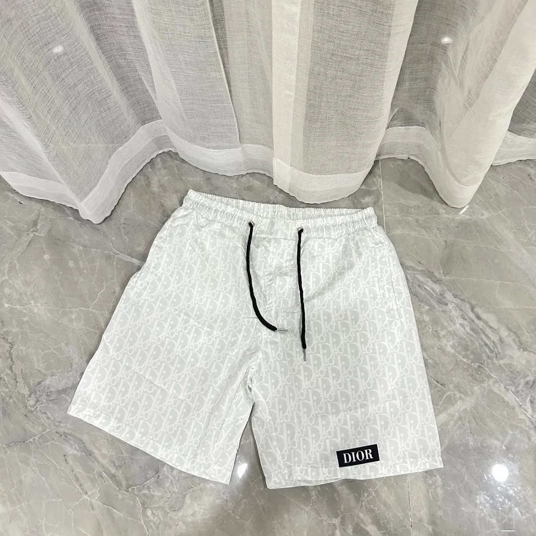 🅿️130 #V0065 [Replenishment all year round] Dior's new classic casual beach shorts. The picture is taken by mobile phone pixels. 🈚️Any ps📷📷 Classic plaid quick-drying three-quarter pants, the same style for men and women. The fabric is made of polyester fiber, which is stain-resistant and wrinkle-resistant. It is the most suitable material for going out in summer! It is guaranteed to be cool and comfortable enough at the same time. It is super stylish when worn casually. You can clearly see the texture and other things just by looking at the photos. It is not comparable to the general market materials.  In an instant, I am tempted to go on a long vacation. It has pockets on both sides and a drawstring at the waist. It is a very practical design with impeccable workmanship, details, and fit. It can be worn as casual pants or beach pants. It is a must-have for beach vacations, home leisure, gym equipment, morning running, and night running. It is both practical and functional. Color: Black White Size: M-XXXL