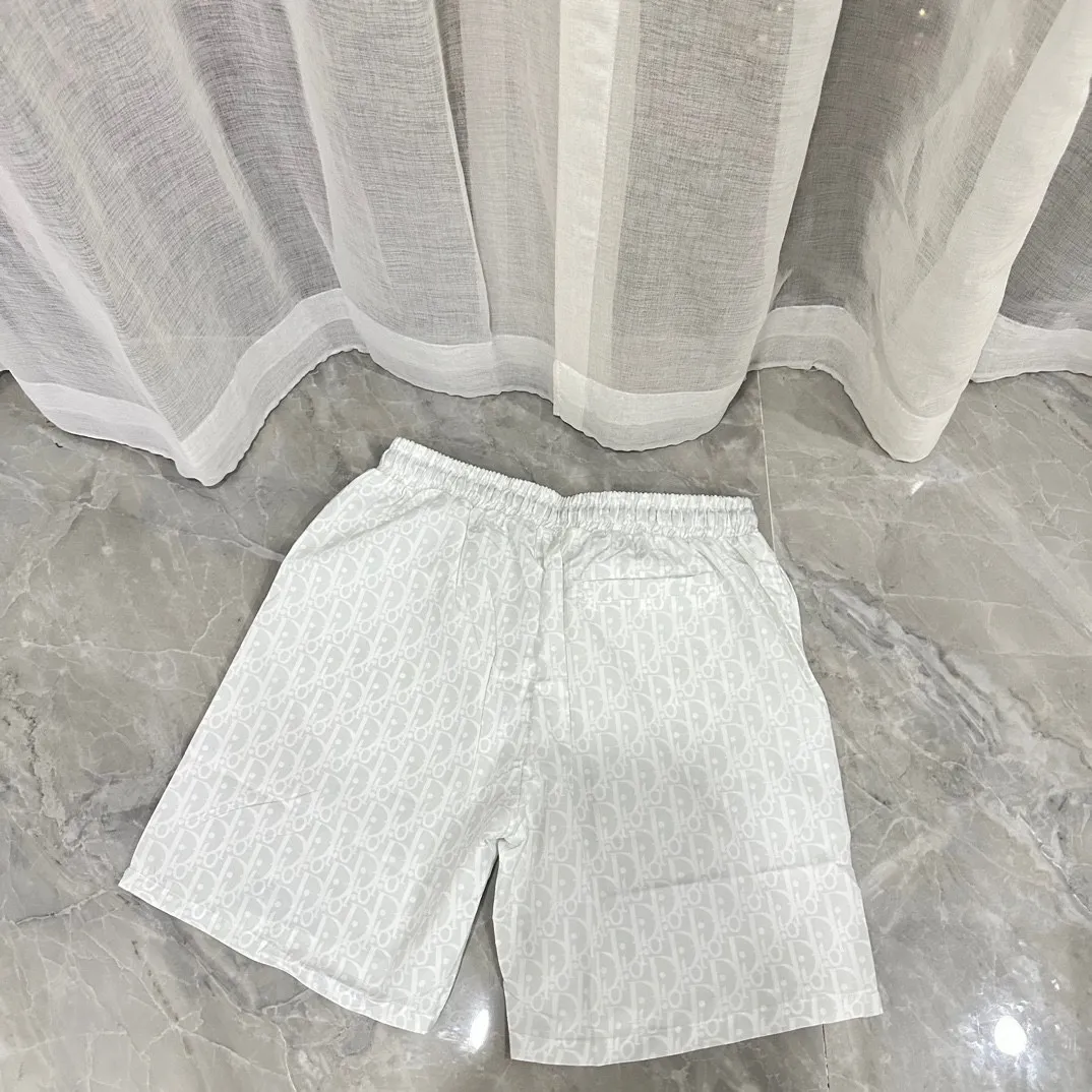 🅿️130 #V0065 [Replenishment all year round] Dior's new classic casual beach shorts. The picture is taken by mobile phone pixels. 🈚️Any ps📷📷 Classic plaid quick-drying three-quarter pants, the same style for men and women. The fabric is made of polyester fiber, which is stain-resistant and wrinkle-resistant. It is the most suitable material for going out in summer! It is guaranteed to be cool and comfortable enough at the same time. It is super stylish when worn casually. You can clearly see the texture and other things just by looking at the photos. It is not comparable to the general market materials.  In an instant, I am tempted to go on a long vacation. It has pockets on both sides and a drawstring at the waist. It is a very practical design with impeccable workmanship, details, and fit. It can be worn as casual pants or beach pants. It is a must-have for beach vacations, home leisure, gym equipment, morning running, and night running. It is both practical and functional. Color: Black White Size: M-XXXL