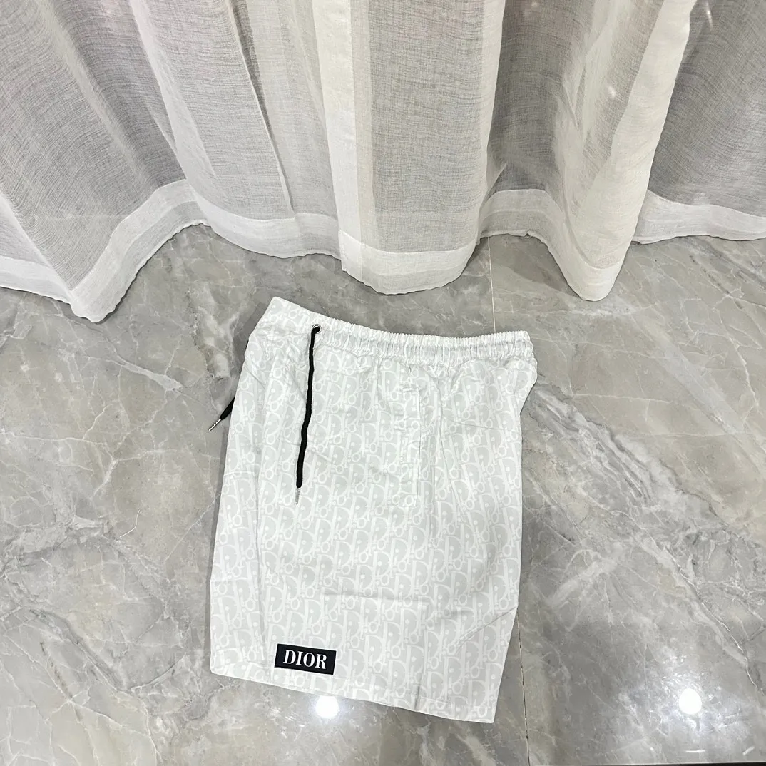 🅿️130 #V0065 [Replenishment all year round] Dior's new classic casual beach shorts. The picture is taken by mobile phone pixels. 🈚️Any ps📷📷 Classic plaid quick-drying three-quarter pants, the same style for men and women. The fabric is made of polyester fiber, which is stain-resistant and wrinkle-resistant. It is the most suitable material for going out in summer! It is guaranteed to be cool and comfortable enough at the same time. It is super stylish when worn casually. You can clearly see the texture and other things just by looking at the photos. It is not comparable to the general market materials.  In an instant, I am tempted to go on a long vacation. It has pockets on both sides and a drawstring at the waist. It is a very practical design with impeccable workmanship, details, and fit. It can be worn as casual pants or beach pants. It is a must-have for beach vacations, home leisure, gym equipment, morning running, and night running. It is both practical and functional. Color: Black White Size: M-XXXL