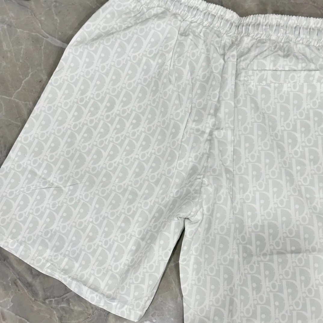🅿️130 #V0065 [Replenishment all year round] Dior's new classic casual beach shorts. The picture is taken by mobile phone pixels. 🈚️Any ps📷📷 Classic plaid quick-drying three-quarter pants, the same style for men and women. The fabric is made of polyester fiber, which is stain-resistant and wrinkle-resistant. It is the most suitable material for going out in summer! It is guaranteed to be cool and comfortable enough at the same time. It is super stylish when worn casually. You can clearly see the texture and other things just by looking at the photos. It is not comparable to the general market materials.  In an instant, I am tempted to go on a long vacation. It has pockets on both sides and a drawstring at the waist. It is a very practical design with impeccable workmanship, details, and fit. It can be worn as casual pants or beach pants. It is a must-have for beach vacations, home leisure, gym equipment, morning running, and night running. It is both practical and functional. Color: Black White Size: M-XXXL