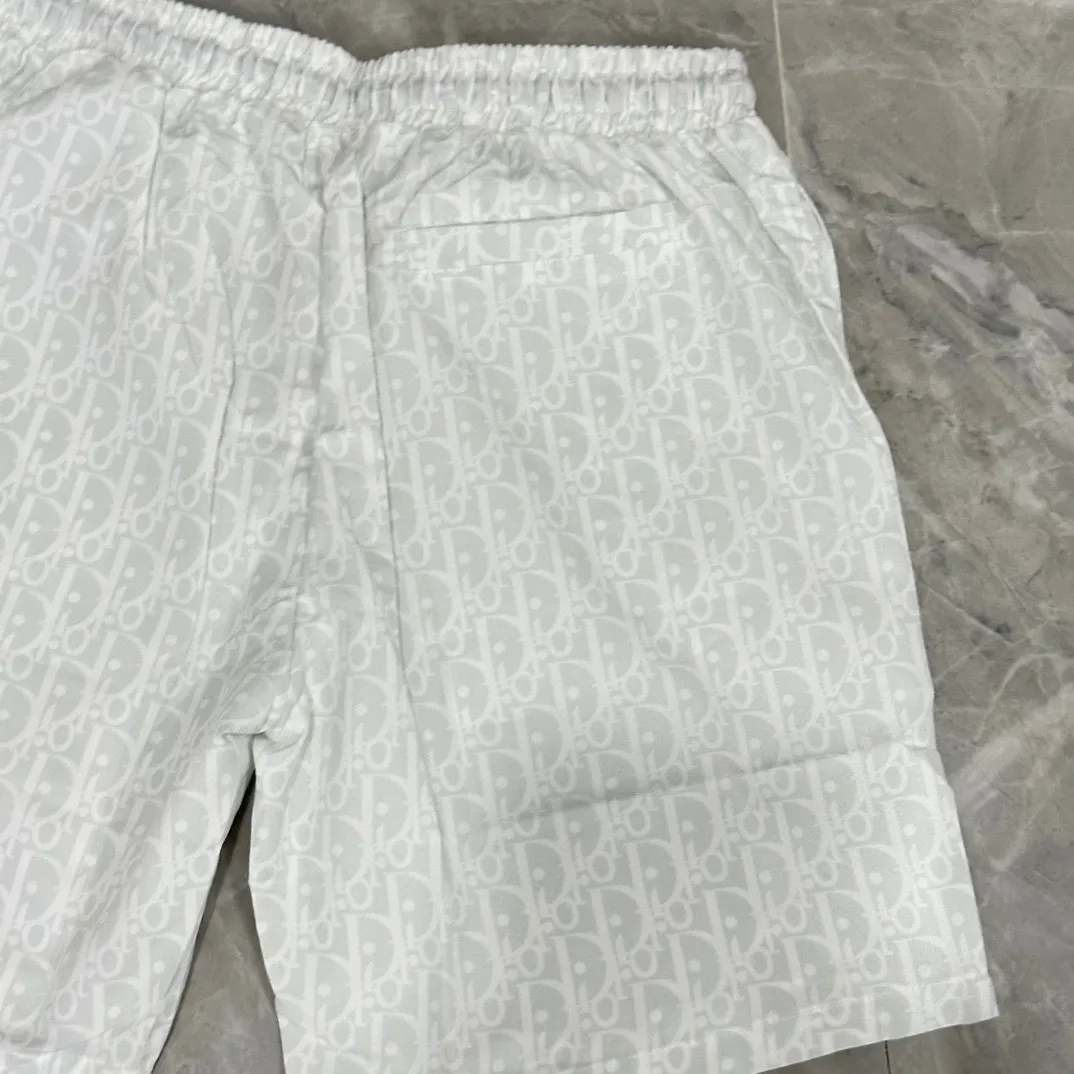 🅿️130 #V0065 [Replenishment all year round] Dior's new classic casual beach shorts. The picture is taken by mobile phone pixels. 🈚️Any ps📷📷 Classic plaid quick-drying three-quarter pants, the same style for men and women. The fabric is made of polyester fiber, which is stain-resistant and wrinkle-resistant. It is the most suitable material for going out in summer! It is guaranteed to be cool and comfortable enough at the same time. It is super stylish when worn casually. You can clearly see the texture and other things just by looking at the photos. It is not comparable to the general market materials.  In an instant, I am tempted to go on a long vacation. It has pockets on both sides and a drawstring at the waist. It is a very practical design with impeccable workmanship, details, and fit. It can be worn as casual pants or beach pants. It is a must-have for beach vacations, home leisure, gym equipment, morning running, and night running. It is both practical and functional. Color: Black White Size: M-XXXL