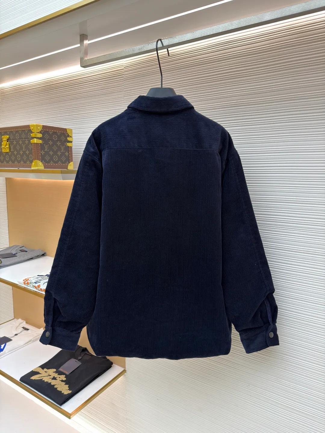 Prada pocket triangle logo corduroy cotton jacket ●Original version: Purchased and developed for 16999 ●Item number: 1681386-B80 ●Fabric: corduroy fabric ●Technology: made on positioning cutting machine ●Color: navy ●Version: fitted version ●Weight: about 820 grams ●Size: S-M-L-XL ●Description: This item is made of high-quality corduroy fabric, and the main tone of dark blue presents a retro texture. It has a lapel design and a metal button placket, which is classic and tool-style. The single patch pocket on the front chest is decorated with the brand's iconic triangle logo, which presents a three-dimensional structure through precision sewing; the corduroy fabric has been specially washed to give it a soft and aged texture, with a soft touch and clear texture. In terms of sewing process, the seams are neatly and firmly routed, and the buttons are made of high-quality metal material, which is durable. From fabric washing to detail decoration, every process pays attention to the presentation of retro style, integrating workwear elements with retro corduroy technology to present a single product that is both practical and stylish. The overall wiring is straight and delicate, the fabric is comfortable and soft, and the color is consistent without color difference. It can be matched with the same style to create a fashionable look and control various occasions. Customized accessories, complete with three standards, same style for men and women!