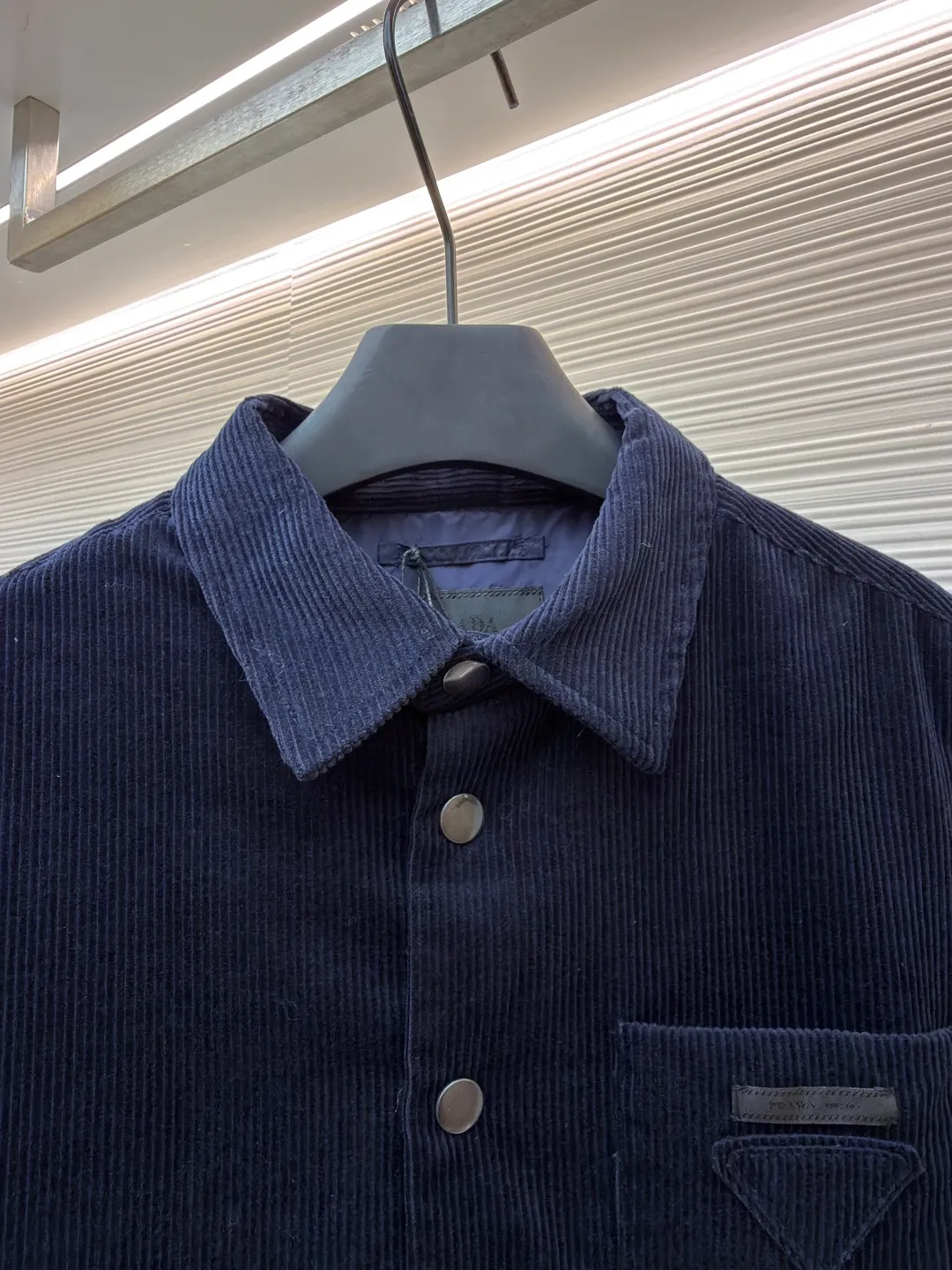 Prada pocket triangle logo corduroy cotton jacket ●Original version: Purchased and developed for 16999 ●Item number: 1681386-B80 ●Fabric: corduroy fabric ●Technology: made on positioning cutting machine ●Color: navy ●Version: fitted version ●Weight: about 820 grams ●Size: S-M-L-XL ●Description: This item is made of high-quality corduroy fabric, and the main tone of dark blue presents a retro texture. It has a lapel design and a metal button placket, which is classic and tool-style. The single patch pocket on the front chest is decorated with the brand's iconic triangle logo, which presents a three-dimensional structure through precision sewing; the corduroy fabric has been specially washed to give it a soft and aged texture, with a soft touch and clear texture. In terms of sewing process, the seams are neatly and firmly routed, and the buttons are made of high-quality metal material, which is durable. From fabric washing to detail decoration, every process pays attention to the presentation of retro style, integrating workwear elements with retro corduroy technology to present a single product that is both practical and stylish. The overall wiring is straight and delicate, the fabric is comfortable and soft, and the color is consistent without color difference. It can be matched with the same style to create a fashionable look and control various occasions. Customized accessories, complete with three standards, same style for men and women!