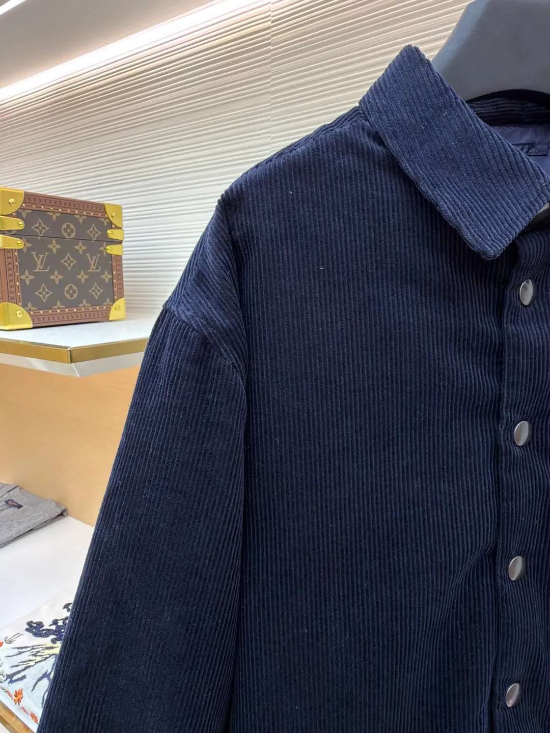 Prada pocket triangle logo corduroy cotton jacket ●Original version: Purchased and developed for 16999 ●Item number: 1681386-B80 ●Fabric: corduroy fabric ●Technology: made on positioning cutting machine ●Color: navy ●Version: fitted version ●Weight: about 820 grams ●Size: S-M-L-XL ●Description: This item is made of high-quality corduroy fabric, and the main tone of dark blue presents a retro texture. It has a lapel design and a metal button placket, which is classic and tool-style. The single patch pocket on the front chest is decorated with the brand's iconic triangle logo, which presents a three-dimensional structure through precision sewing; the corduroy fabric has been specially washed to give it a soft and aged texture, with a soft touch and clear texture. In terms of sewing process, the seams are neatly and firmly routed, and the buttons are made of high-quality metal material, which is durable. From fabric washing to detail decoration, every process pays attention to the presentation of retro style, integrating workwear elements with retro corduroy technology to present a single product that is both practical and stylish. The overall wiring is straight and delicate, the fabric is comfortable and soft, and the color is consistent without color difference. It can be matched with the same style to create a fashionable look and control various occasions. Customized accessories, complete with three standards, same style for men and women!