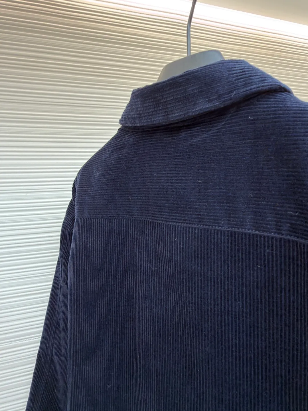 Prada pocket triangle logo corduroy cotton jacket ●Original version: Purchased and developed for 16999 ●Item number: 1681386-B80 ●Fabric: corduroy fabric ●Technology: made on positioning cutting machine ●Color: navy ●Version: fitted version ●Weight: about 820 grams ●Size: S-M-L-XL ●Description: This item is made of high-quality corduroy fabric, and the main tone of dark blue presents a retro texture. It has a lapel design and a metal button placket, which is classic and tool-style. The single patch pocket on the front chest is decorated with the brand's iconic triangle logo, which presents a three-dimensional structure through precision sewing; the corduroy fabric has been specially washed to give it a soft and aged texture, with a soft touch and clear texture. In terms of sewing process, the seams are neatly and firmly routed, and the buttons are made of high-quality metal material, which is durable. From fabric washing to detail decoration, every process pays attention to the presentation of retro style, integrating workwear elements with retro corduroy technology to present a single product that is both practical and stylish. The overall wiring is straight and delicate, the fabric is comfortable and soft, and the color is consistent without color difference. It can be matched with the same style to create a fashionable look and control various occasions. Customized accessories, complete with three standards, same style for men and women!