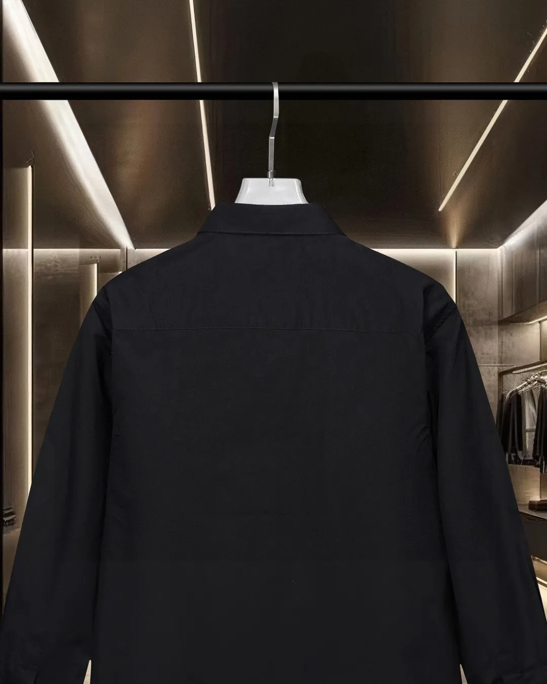 🅿296 DIOR 🔥The most popular style is coming. Simple and versatile pocket letter logo slogan embroidered long-sleeved shirt. 2025ss official website new long-sleeved shirt, exquisite embroidered logo. High-end version, customized fabrics at the counter. Highly breathable and comfortable, exquisitely crafted, impeccable detail processing, ✅customized logo engraved buttons, complete with three labels. Brand element design concept reflects high quality. It feels delicate and soft! It presents a casual cut and the upper body shape is great! 🐍Size: M-XXL