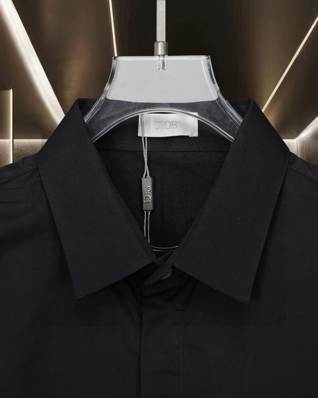 🅿296 DIOR 🔥The most popular style is coming. Simple and versatile pocket letter logo slogan embroidered long-sleeved shirt. 2025ss official website new long-sleeved shirt, exquisite embroidered logo. High-end version, customized fabrics at the counter. Highly breathable and comfortable, exquisitely crafted, impeccable detail processing, ✅customized logo engraved buttons, complete with three labels. Brand element design concept reflects high quality. It feels delicate and soft! It presents a casual cut and the upper body shape is great! 🐍Size: M-XXL