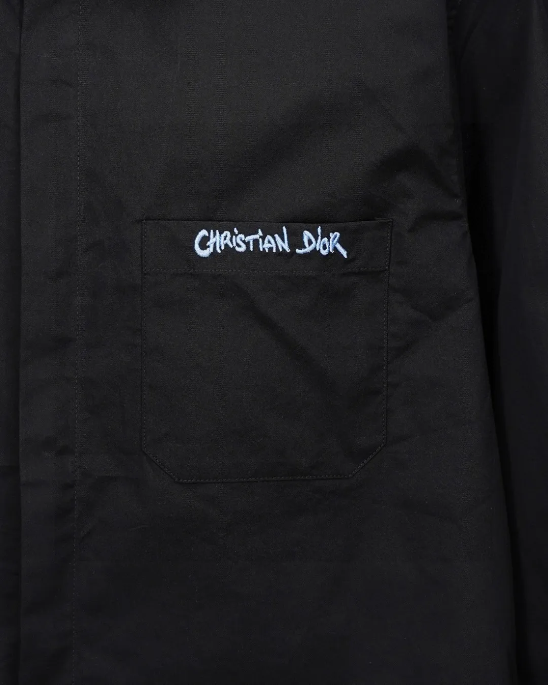 🅿296 DIOR 🔥The most popular style is coming. Simple and versatile pocket letter logo slogan embroidered long-sleeved shirt. 2025ss official website new long-sleeved shirt, exquisite embroidered logo. High-end version, customized fabrics at the counter. Highly breathable and comfortable, exquisitely crafted, impeccable detail processing, ✅customized logo engraved buttons, complete with three labels. Brand element design concept reflects high quality. It feels delicate and soft! It presents a casual cut and the upper body shape is great! 🐍Size: M-XXL