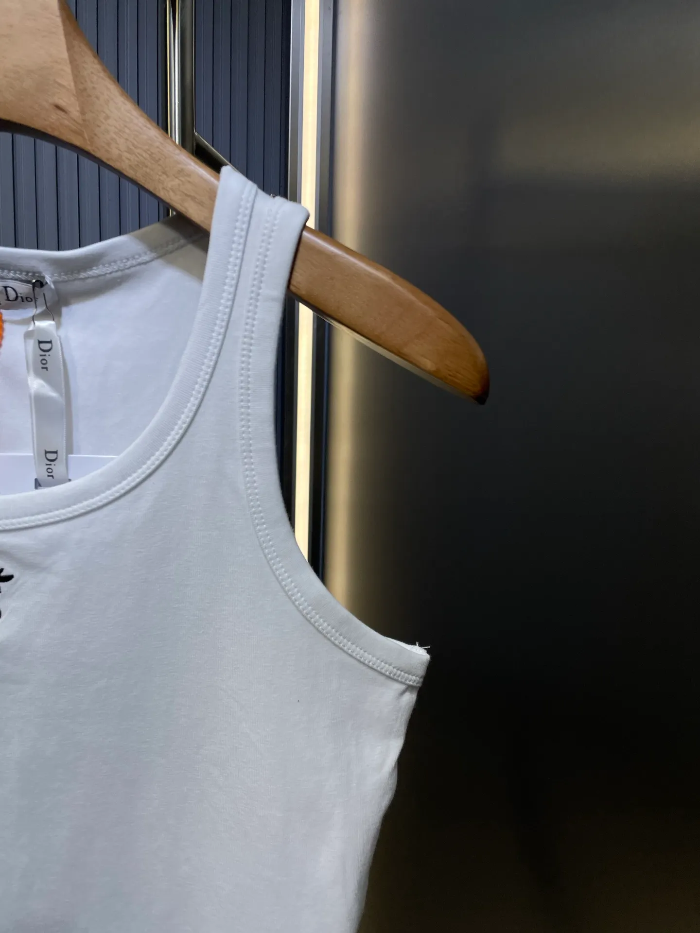 🅿️200 CD🌟25SS [Top Replica] Little Bee Embroidered Vest. A casual sense of high-end everywhere in life. Competent, simple and handsome. A simple vest gives the strongest street feel. Simple, refreshing and fashionable. It opens up the sweet-cool hot girl style. It can be worn alone or layered. It looks good and tonal when worn alone. It feels skin-friendly and will not pierce the flesh, and feels great. Black/White SML