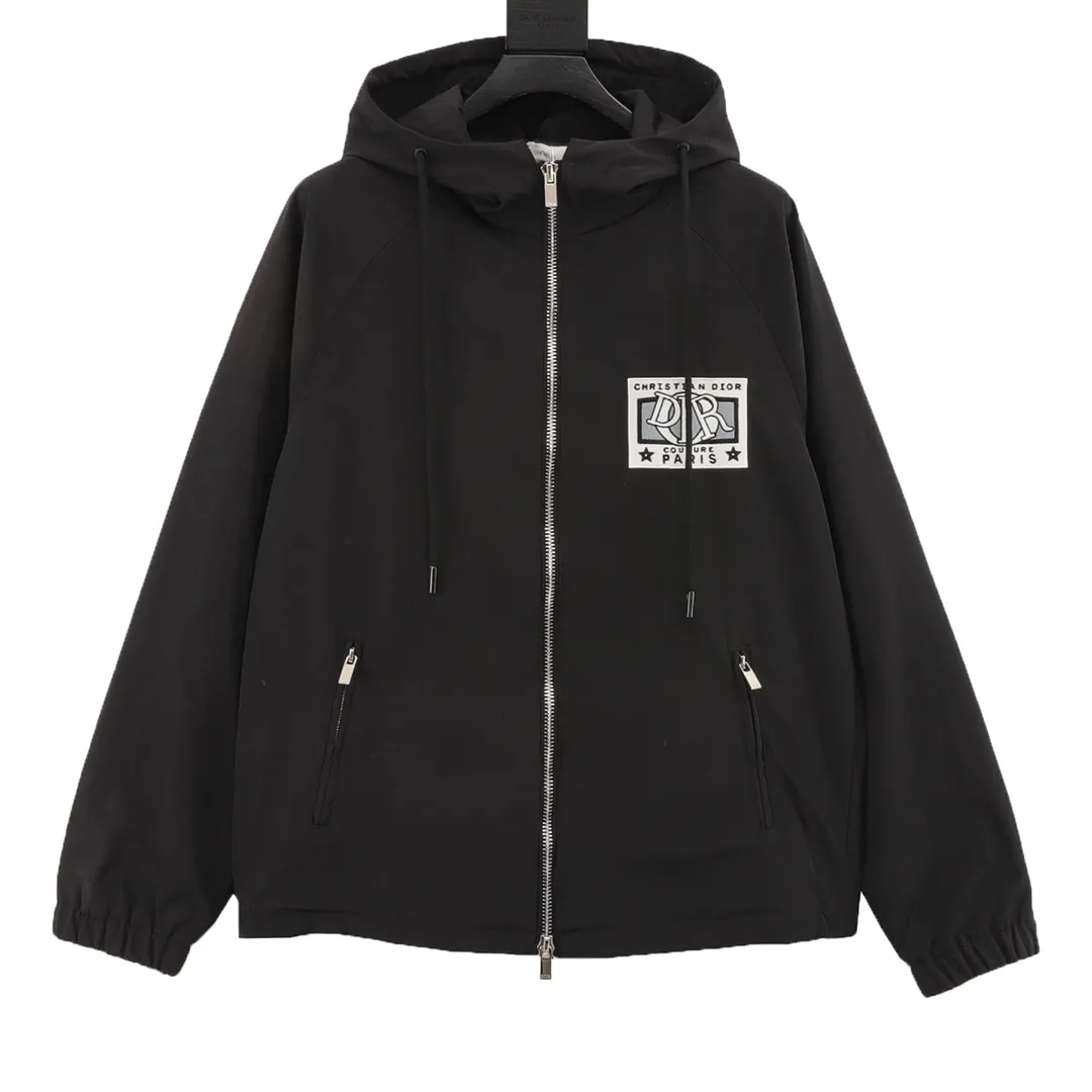 🅿️550 DIOR/Dior letter embroidered hooded windbreaker jacket is made of imported raw materials. The placket zipper is custom-made in a unified mold, and the rails are machine-pressed with imported environmentally friendly materials. After the lower corner rope is woven, the core dyeing technology is used to achieve the final dyeing effect. After pattern development and pattern making, computer intelligent cutting is used to increase work efficiency while ensuring the integrity of the pattern. The upper body effect is restored consistently! Street-exploding artifact OOTD outfit is amazing. The color is very correct, very eye-catching, simple, clean and extremely fashionable! size：XS-L