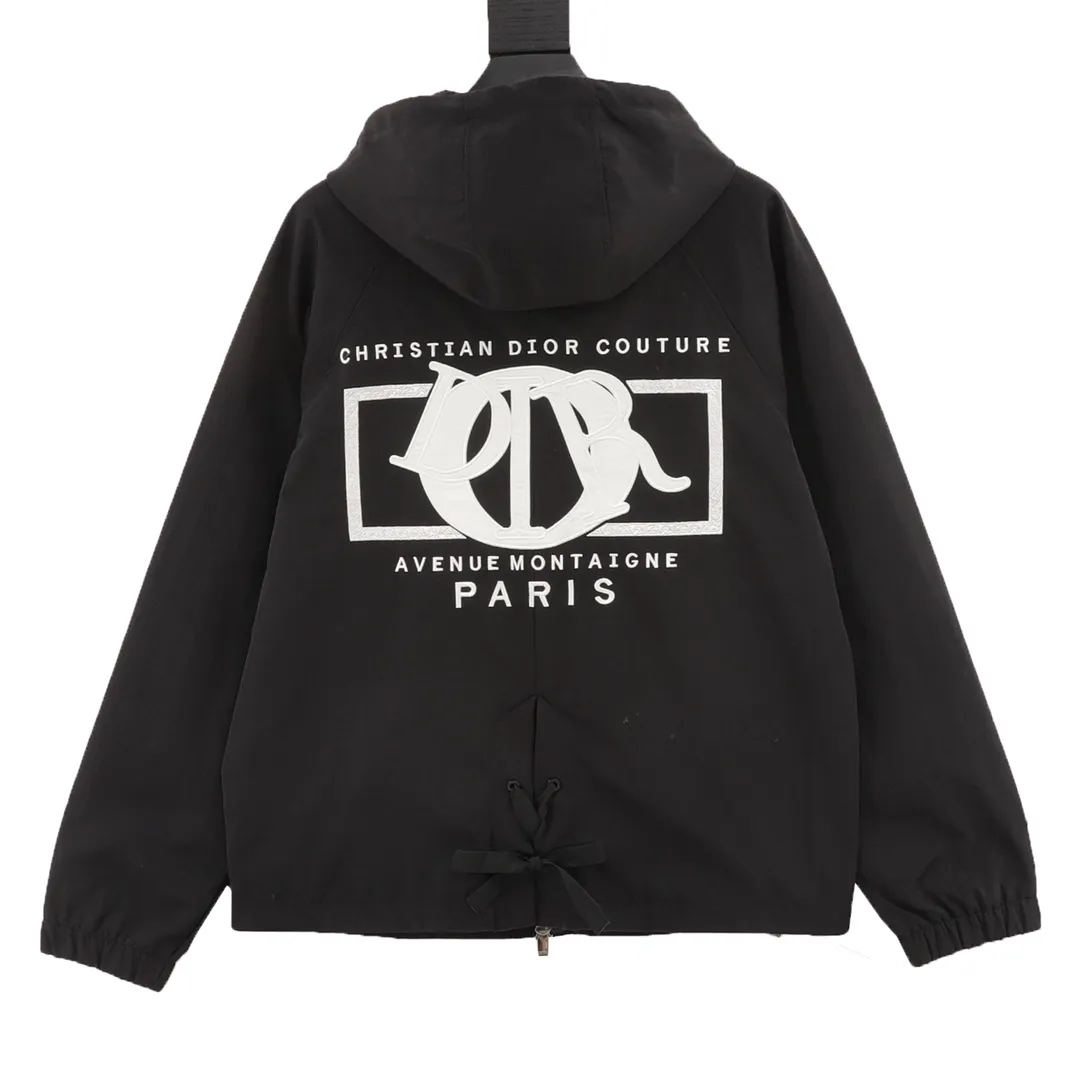 🅿️550 DIOR/Dior letter embroidered hooded windbreaker jacket is made of imported raw materials. The placket zipper is custom-made in a unified mold, and the rails are machine-pressed with imported environmentally friendly materials. After the lower corner rope is woven, the core dyeing technology is used to achieve the final dyeing effect. After pattern development and pattern making, computer intelligent cutting is used to increase work efficiency while ensuring the integrity of the pattern. The upper body effect is restored consistently! Street-exploding artifact OOTD outfit is amazing. The color is very correct, very eye-catching, simple, clean and extremely fashionable! size：XS-L