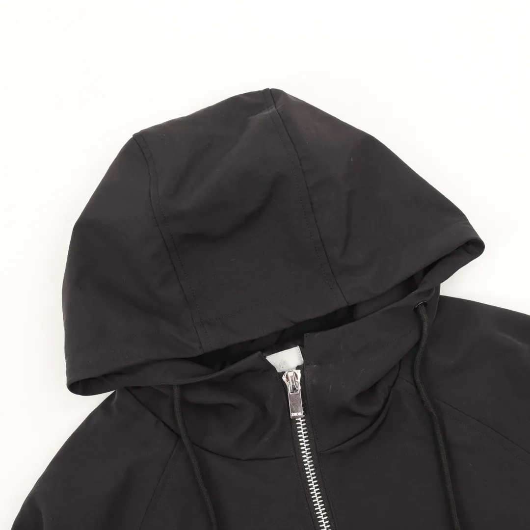 🅿️550 DIOR/Dior letter embroidered hooded windbreaker jacket is made of imported raw materials. The placket zipper is custom-made in a unified mold, and the rails are machine-pressed with imported environmentally friendly materials. After the lower corner rope is woven, the core dyeing technology is used to achieve the final dyeing effect. After pattern development and pattern making, computer intelligent cutting is used to increase work efficiency while ensuring the integrity of the pattern. The upper body effect is restored consistently! Street-exploding artifact OOTD outfit is amazing. The color is very correct, very eye-catching, simple, clean and extremely fashionable! size：XS-L