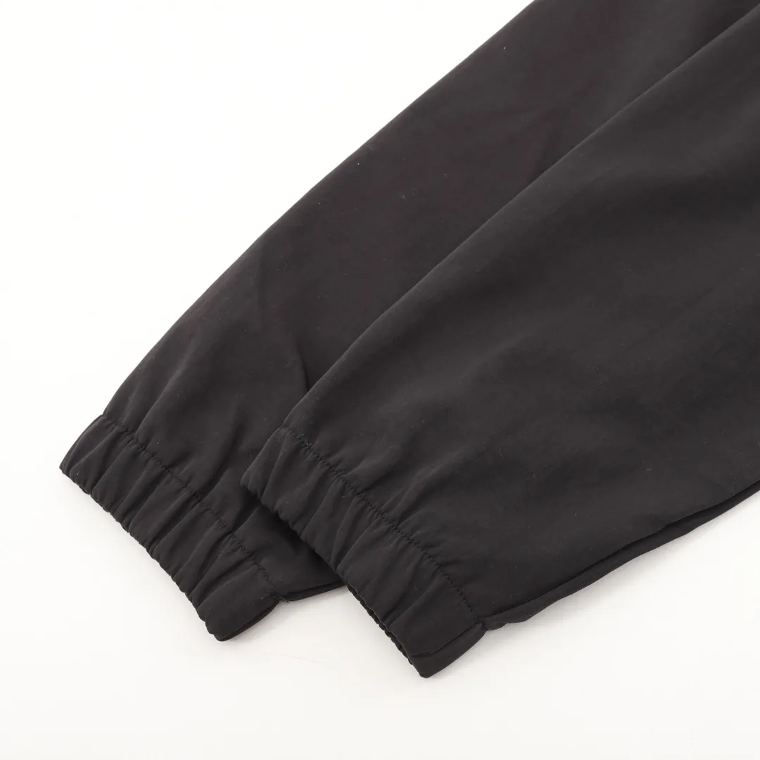 🅿️550 DIOR/Dior letter embroidered hooded windbreaker jacket is made of imported raw materials. The placket zipper is custom-made in a unified mold, and the rails are machine-pressed with imported environmentally friendly materials. After the lower corner rope is woven, the core dyeing technology is used to achieve the final dyeing effect. After pattern development and pattern making, computer intelligent cutting is used to increase work efficiency while ensuring the integrity of the pattern. The upper body effect is restored consistently! Street-exploding artifact OOTD outfit is amazing. The color is very correct, very eye-catching, simple, clean and extremely fashionable! size：XS-L