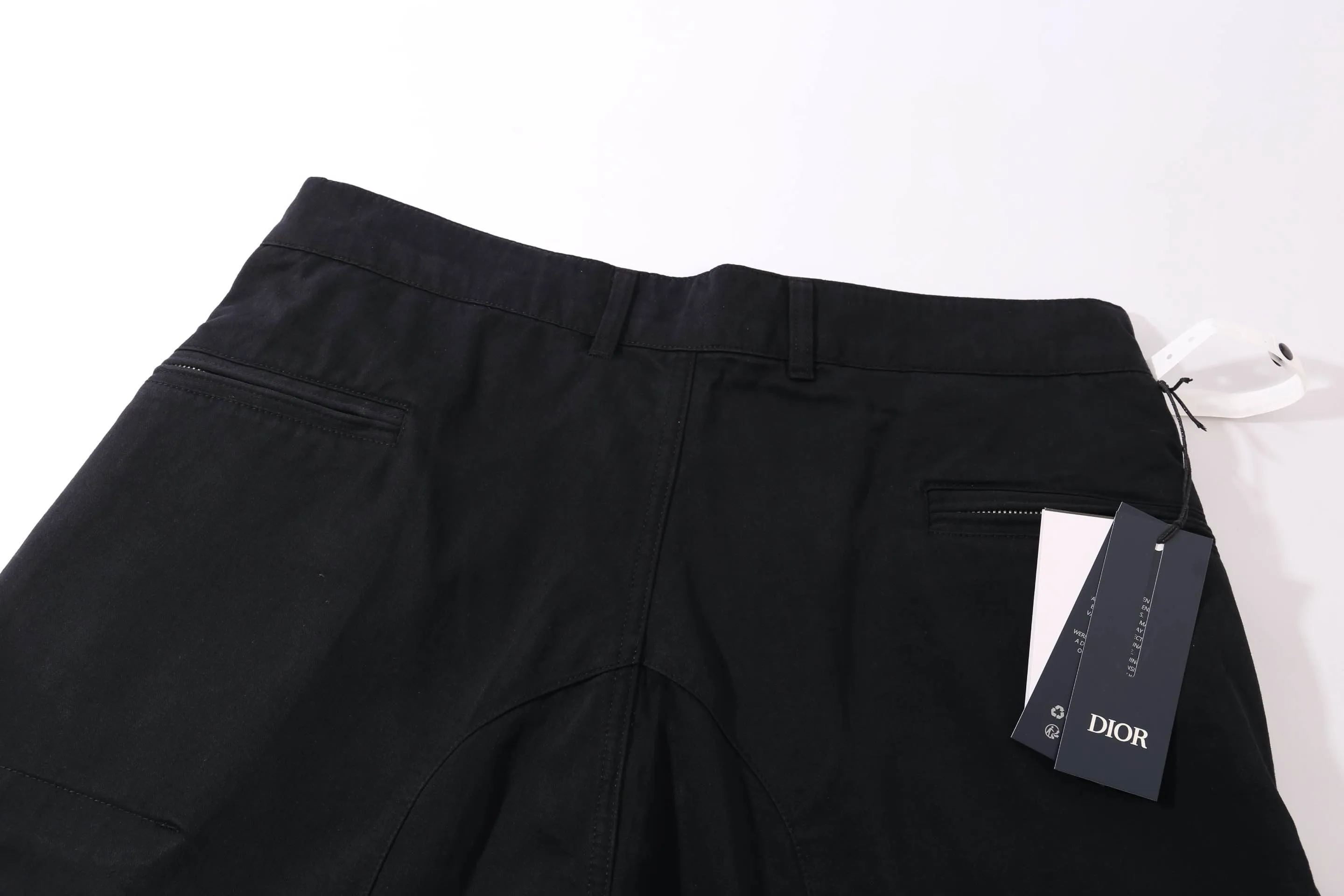 🅿️290 high quality new Diox Stone Island co-branded logo shorts The fabric is made of custom-made woven fabric, which is silky and super soft compared to the original. The texture and strands of the fabric are clear and obvious, and the drape is first-class. The workmanship is exquisite and meets the foreign trade export standards. There are 4.5 stitches per centimeter. Every seam is pressed with open stitching, and the stitching is as neat as a ruler. , Made of woven floral cotton ribbon, the weaving is tight and soft to the touch. The embroidery process uses Behringer embroidery machine, which makes the embroidery colors more full and the embroidery more three-dimensional. The upper body effect is good, the same style for men and women, simple and versatile, purchasing heavyweight items, feel free to compare the quality of any on the market! Size: xs-l