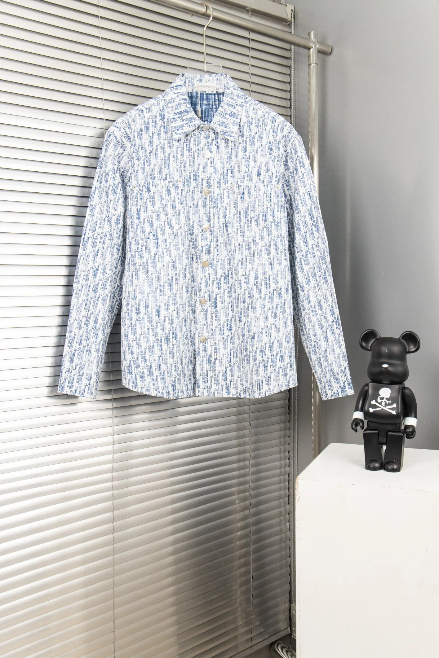 🅿️260 new arrival: Style number: B117 DIOR/Dior𝘾𝙝𝙧𝙞𝙨𝙩𝙞𝙖𝙣 𝘿𝙞𝙤𝙧 CD × Stussy joint classic logo men's and women's casual printed shirt jacket 1⃣️The fabric adopts imported printing machine batch printing process technology, perfect control, different from other versions in the market, very high-quality fabric! Precise and high-quality craftsmanship allows the logo and fabric to be integrated into one! 2⃣️After washing, the upper body is soft and comfortable, extremely delicate, and feels solid, smooth and soft. The fabric has the characteristics of being wrinkle-free and has an invincible feel. The details are perfectly handled! 3⃣️The workmanship details are perfectly controlled, all are hemmed with vest technology, and the inside of the sleeves are also used. Different from the four-needle and five-thread workmanship, the collar is also designed with interlining, which shows high-end fashion and personality. The style is fashionable, simple and elegant, and it is a very versatile jacket! 4⃣️Hang tag accessories are all customized from the original version! Same style for men and women Color: washed light blue Size: S, M, L, XL