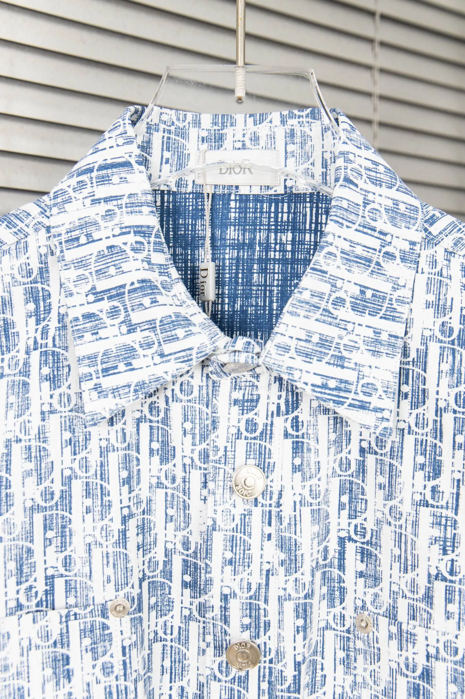🅿️260 new arrival: Style number: B117 DIOR/Dior𝘾𝙝𝙧𝙞𝙨𝙩𝙞𝙖𝙣 𝘿𝙞𝙤𝙧 CD × Stussy joint classic logo men's and women's casual printed shirt jacket 1⃣️The fabric adopts imported printing machine batch printing process technology, perfect control, different from other versions in the market, very high-quality fabric! Precise and high-quality craftsmanship allows the logo and fabric to be integrated into one! 2⃣️After washing, the upper body is soft and comfortable, extremely delicate, and feels solid, smooth and soft. The fabric has the characteristics of being wrinkle-free and has an invincible feel. The details are perfectly handled! 3⃣️The workmanship details are perfectly controlled, all are hemmed with vest technology, and the inside of the sleeves are also used. Different from the four-needle and five-thread workmanship, the collar is also designed with interlining, which shows high-end fashion and personality. The style is fashionable, simple and elegant, and it is a very versatile jacket! 4⃣️Hang tag accessories are all customized from the original version! Same style for men and women Color: washed light blue Size: S, M, L, XL