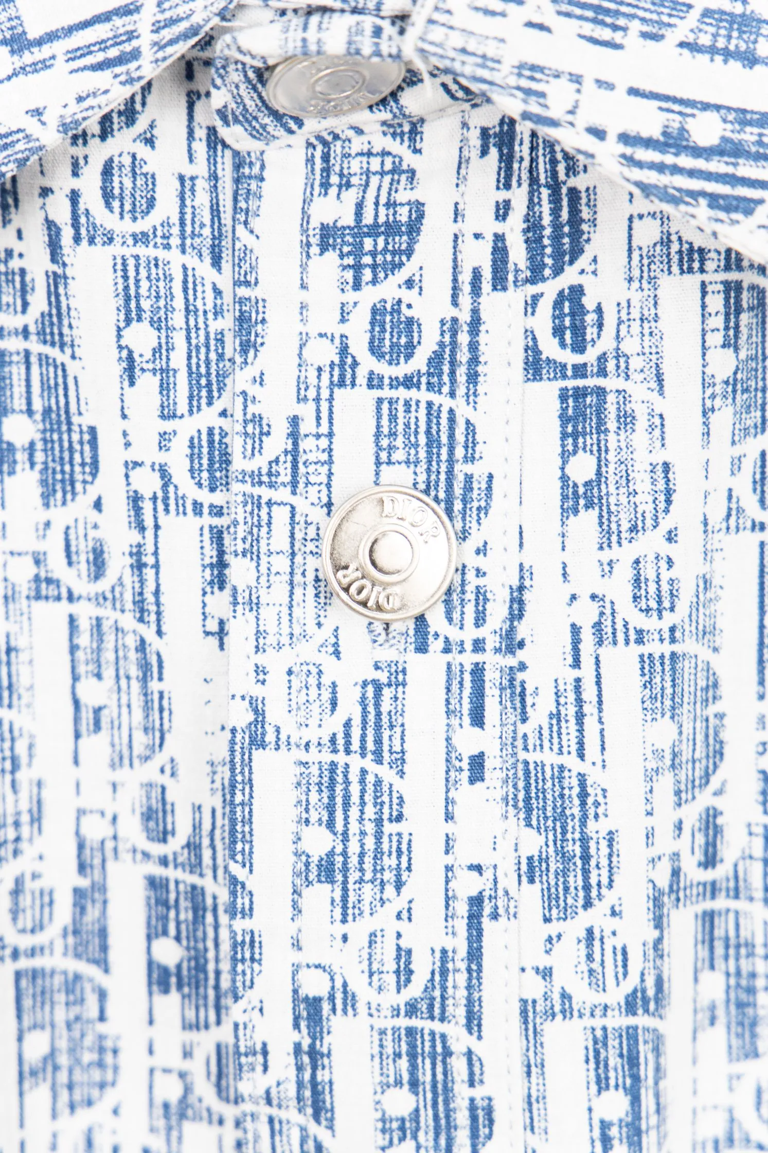🅿️260 new arrival: Style number: B117 DIOR/Dior𝘾𝙝𝙧𝙞𝙨𝙩𝙞𝙖𝙣 𝘿𝙞𝙤𝙧 CD × Stussy joint classic logo men's and women's casual printed shirt jacket 1⃣️The fabric adopts imported printing machine batch printing process technology, perfect control, different from other versions in the market, very high-quality fabric! Precise and high-quality craftsmanship allows the logo and fabric to be integrated into one! 2⃣️After washing, the upper body is soft and comfortable, extremely delicate, and feels solid, smooth and soft. The fabric has the characteristics of being wrinkle-free and has an invincible feel. The details are perfectly handled! 3⃣️The workmanship details are perfectly controlled, all are hemmed with vest technology, and the inside of the sleeves are also used. Different from the four-needle and five-thread workmanship, the collar is also designed with interlining, which shows high-end fashion and personality. The style is fashionable, simple and elegant, and it is a very versatile jacket! 4⃣️Hang tag accessories are all customized from the original version! Same style for men and women Color: washed light blue Size: S, M, L, XL