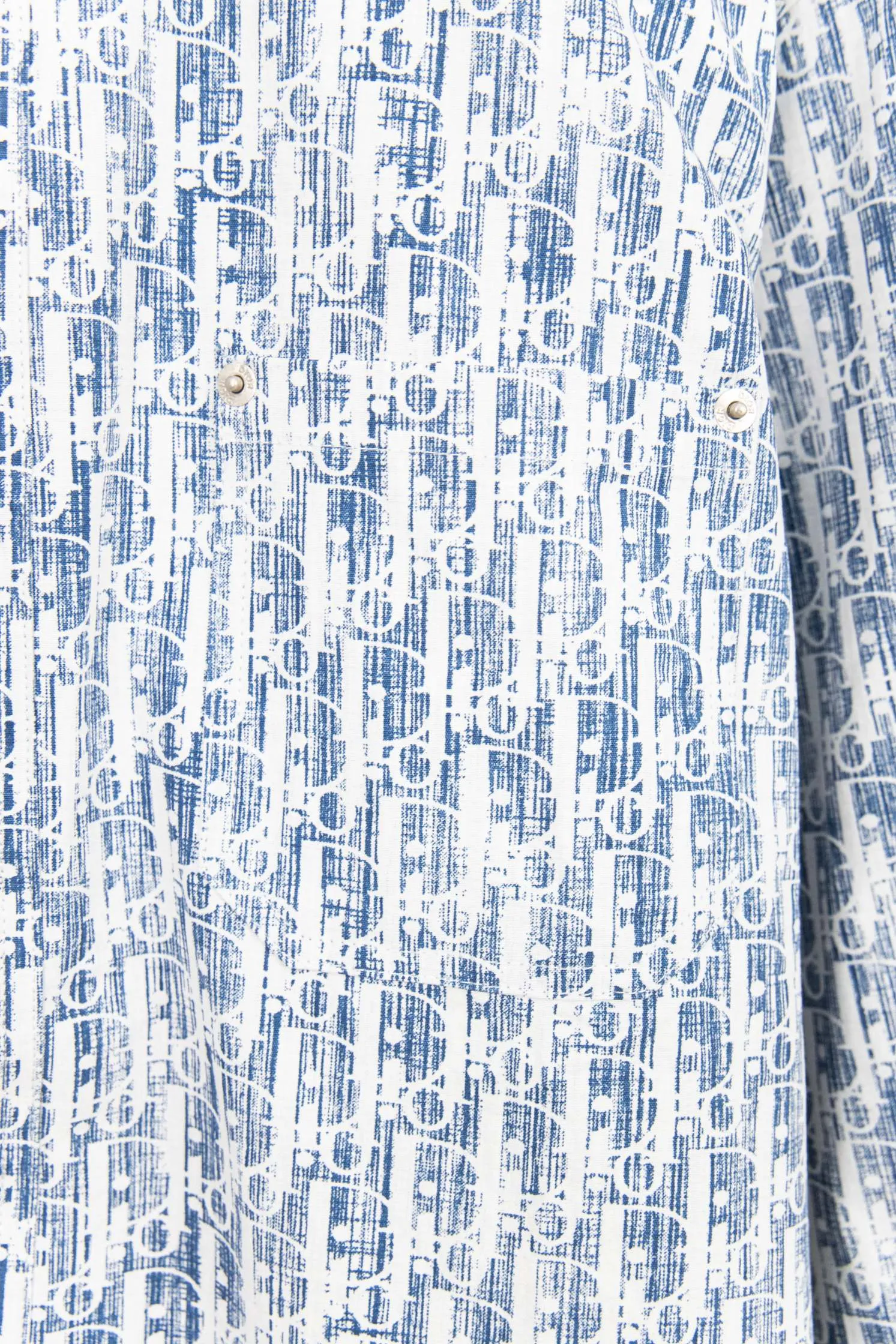 🅿️260 new arrival: Style number: B117 DIOR/Dior𝘾𝙝𝙧𝙞𝙨𝙩𝙞𝙖𝙣 𝘿𝙞𝙤𝙧 CD × Stussy joint classic logo men's and women's casual printed shirt jacket 1⃣️The fabric adopts imported printing machine batch printing process technology, perfect control, different from other versions in the market, very high-quality fabric! Precise and high-quality craftsmanship allows the logo and fabric to be integrated into one! 2⃣️After washing, the upper body is soft and comfortable, extremely delicate, and feels solid, smooth and soft. The fabric has the characteristics of being wrinkle-free and has an invincible feel. The details are perfectly handled! 3⃣️The workmanship details are perfectly controlled, all are hemmed with vest technology, and the inside of the sleeves are also used. Different from the four-needle and five-thread workmanship, the collar is also designed with interlining, which shows high-end fashion and personality. The style is fashionable, simple and elegant, and it is a very versatile jacket! 4⃣️Hang tag accessories are all customized from the original version! Same style for men and women Color: washed light blue Size: S, M, L, XL